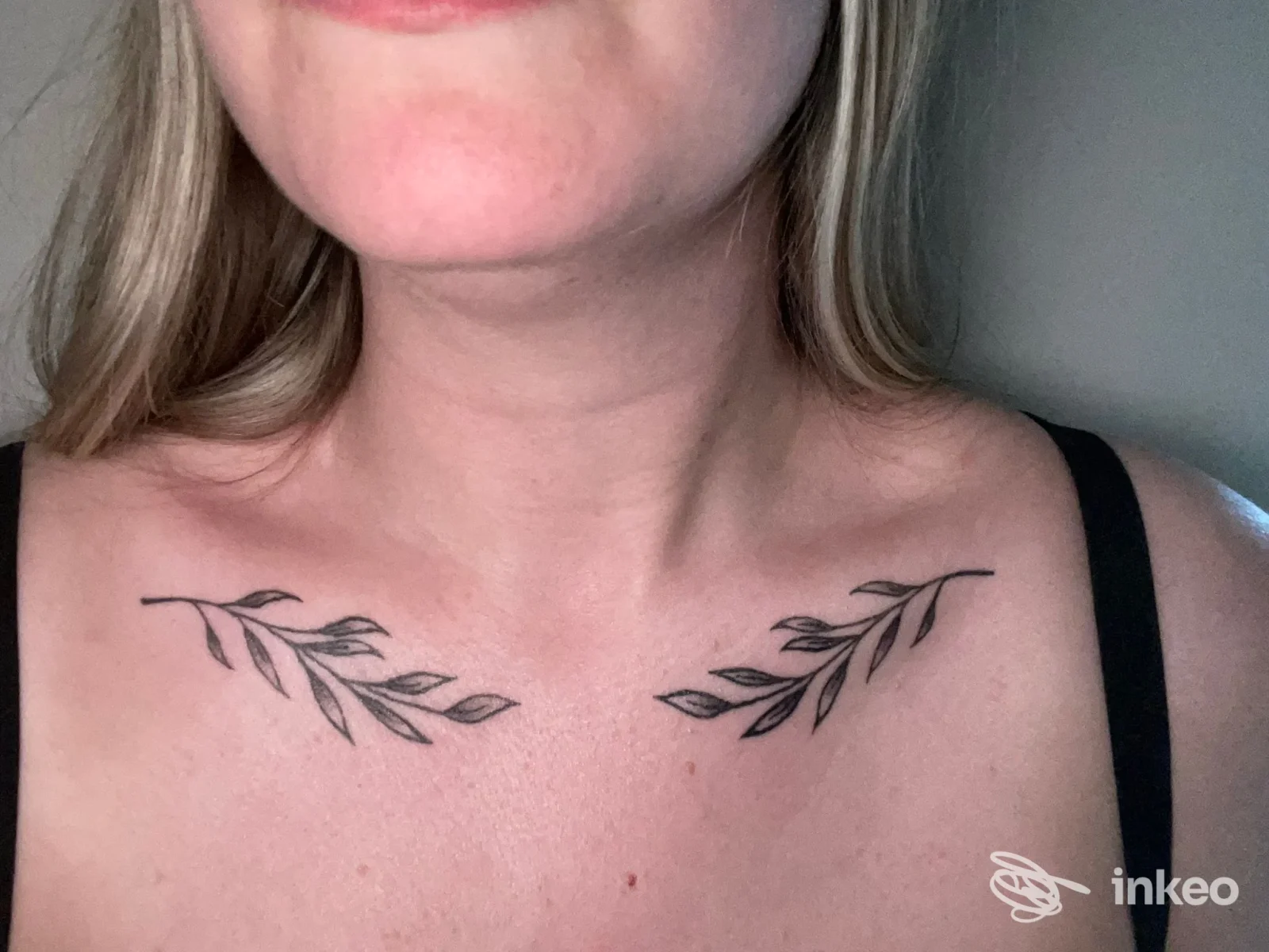 Tatuaggi a rametto simmetrici sul petto, foto del lavoro eseguito da Marblueyes Tattoo a Cuneo.