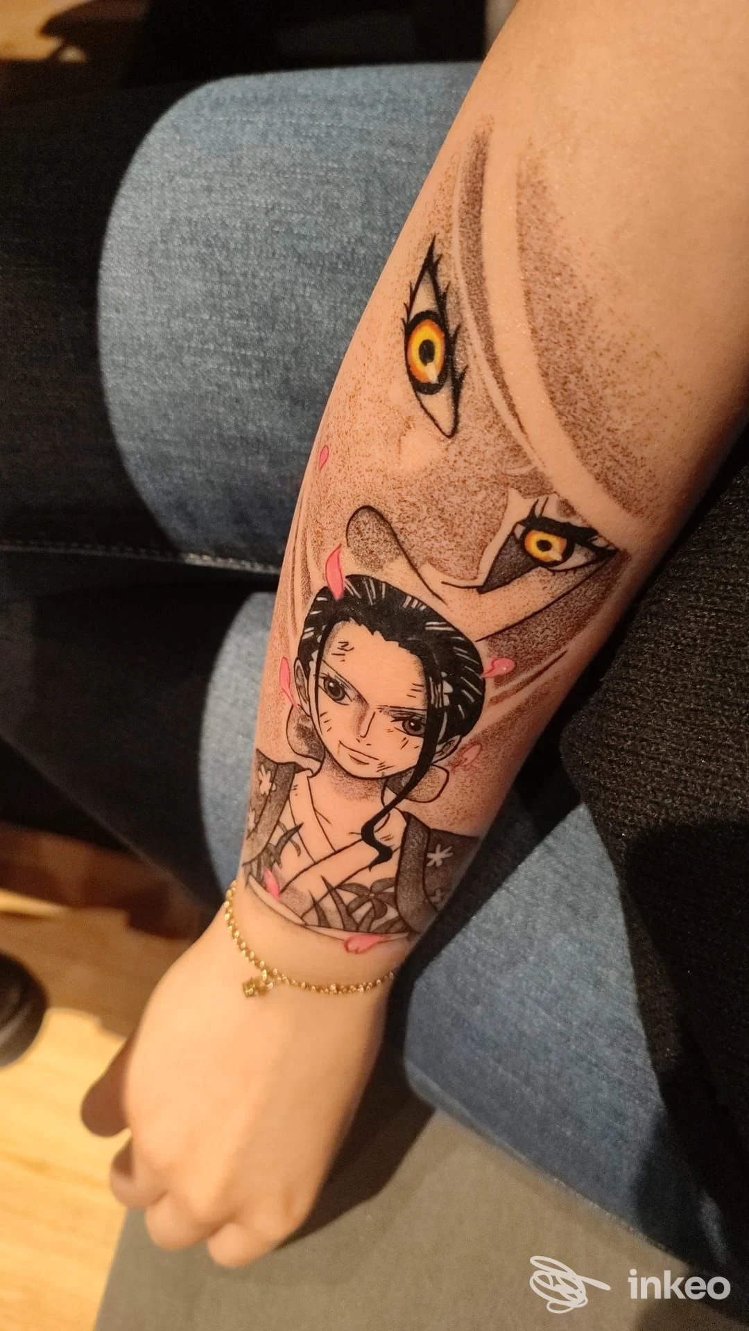 Tatuaggio anime su avambraccio fotografato in primo piano, Santoryu Ink, Rapallo.