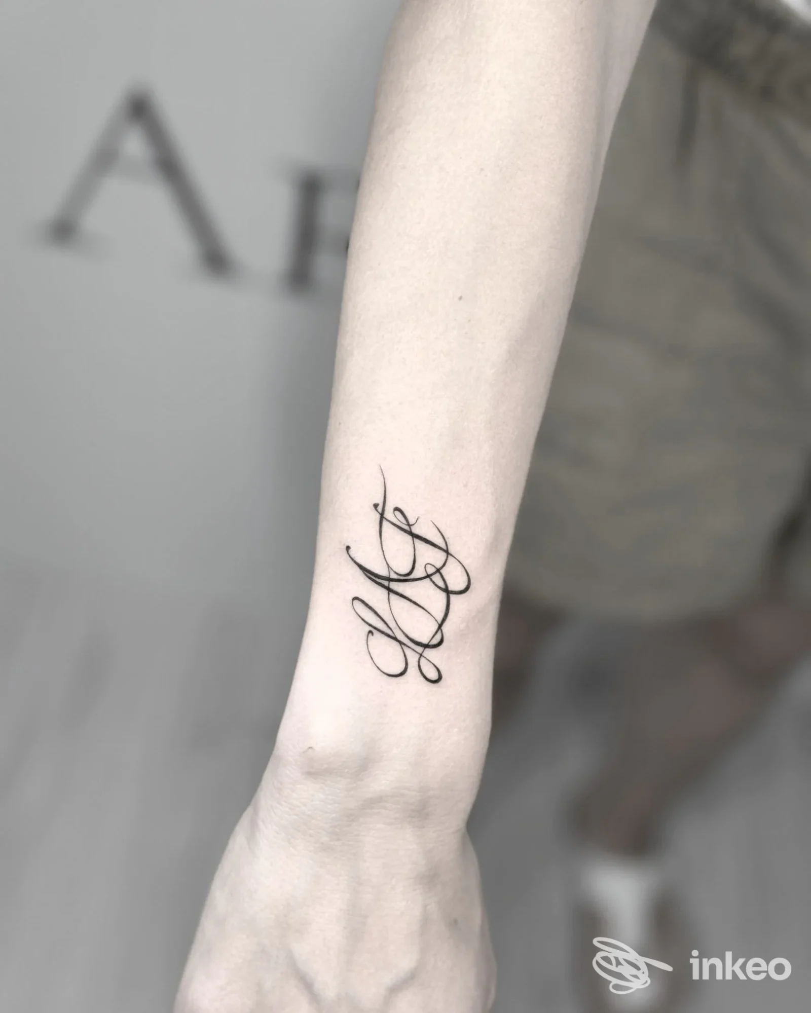 Tatuaggio calligrafico in inchiostro nero sull'avambraccio interno, foto realizzata presso Ink Studio Civico 13 by Santa a Santa Margherita Ligure.