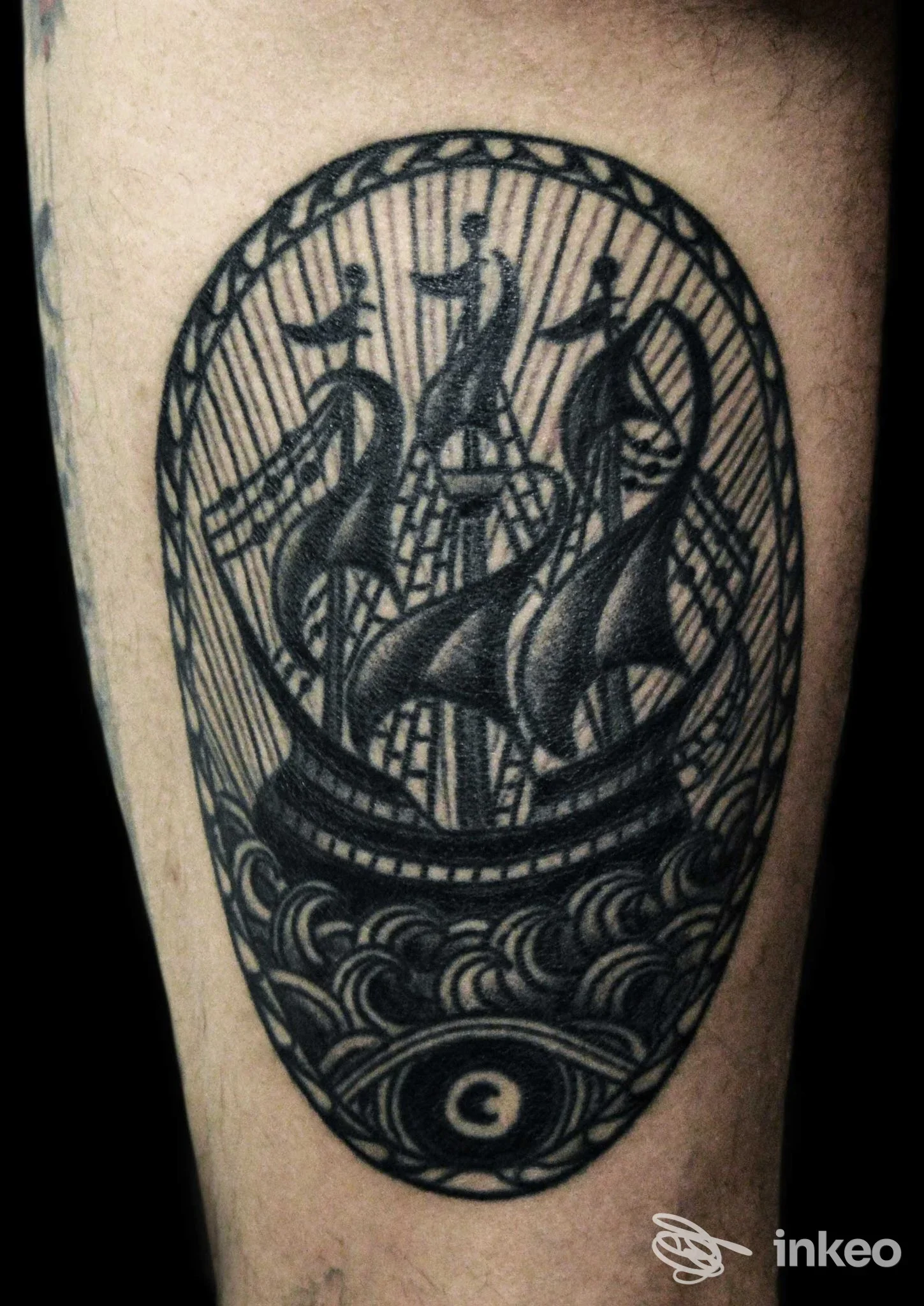 Tatuaggio nero raffigurante una nave stilizzata su polpaccio, realizzato da Pollution Tattoo a San Cesareo.