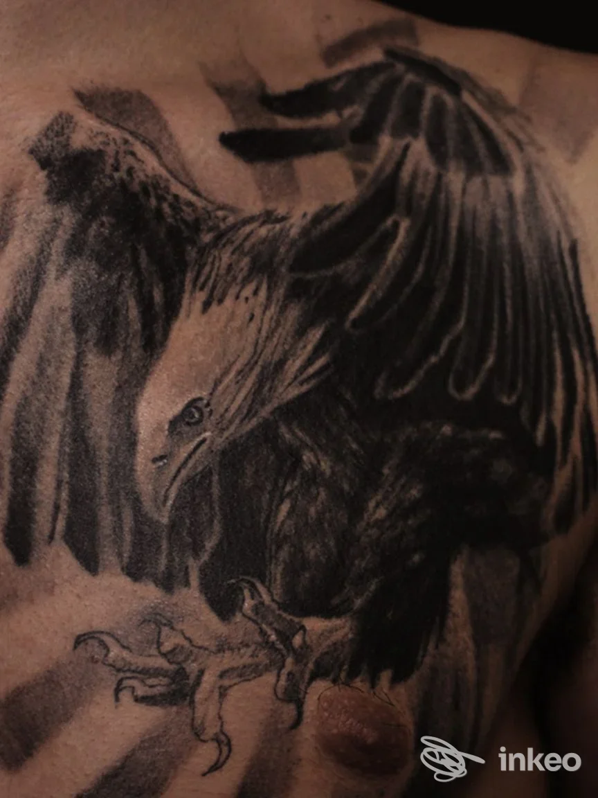 Grande tatuaggio in bianco e nero di un'aquila sul petto, fotografia di Pollution Tattoo a San Cesareo.