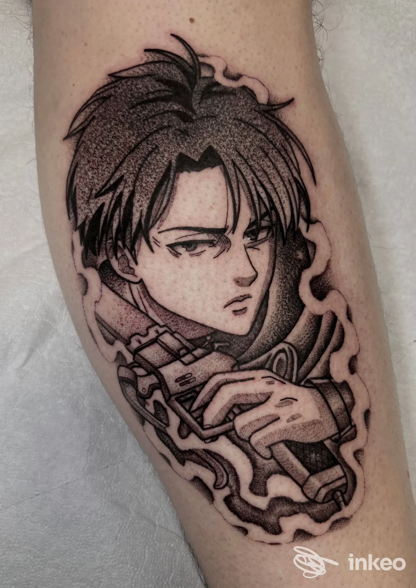 Tatuaggio in stile anime in bianco e nero su avambraccio, eseguito da Black Storm Tattoo Studio a Tivoli, con ombreggiature a puntinatura.