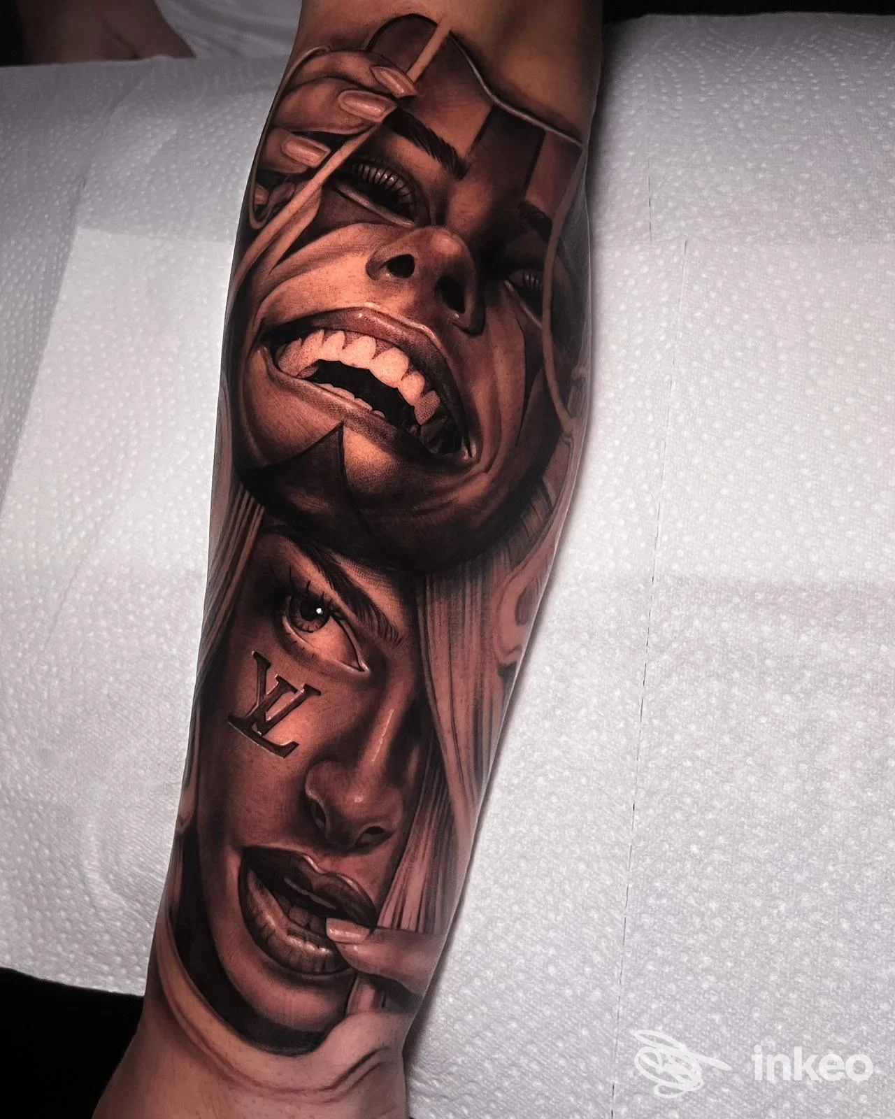 Avambraccio tatuato con due ritratti femminili realistici in bianco e nero, dettagli sottili e ombreggiature, lavoro di Black Storm Tattoo Studio, Tivoli.