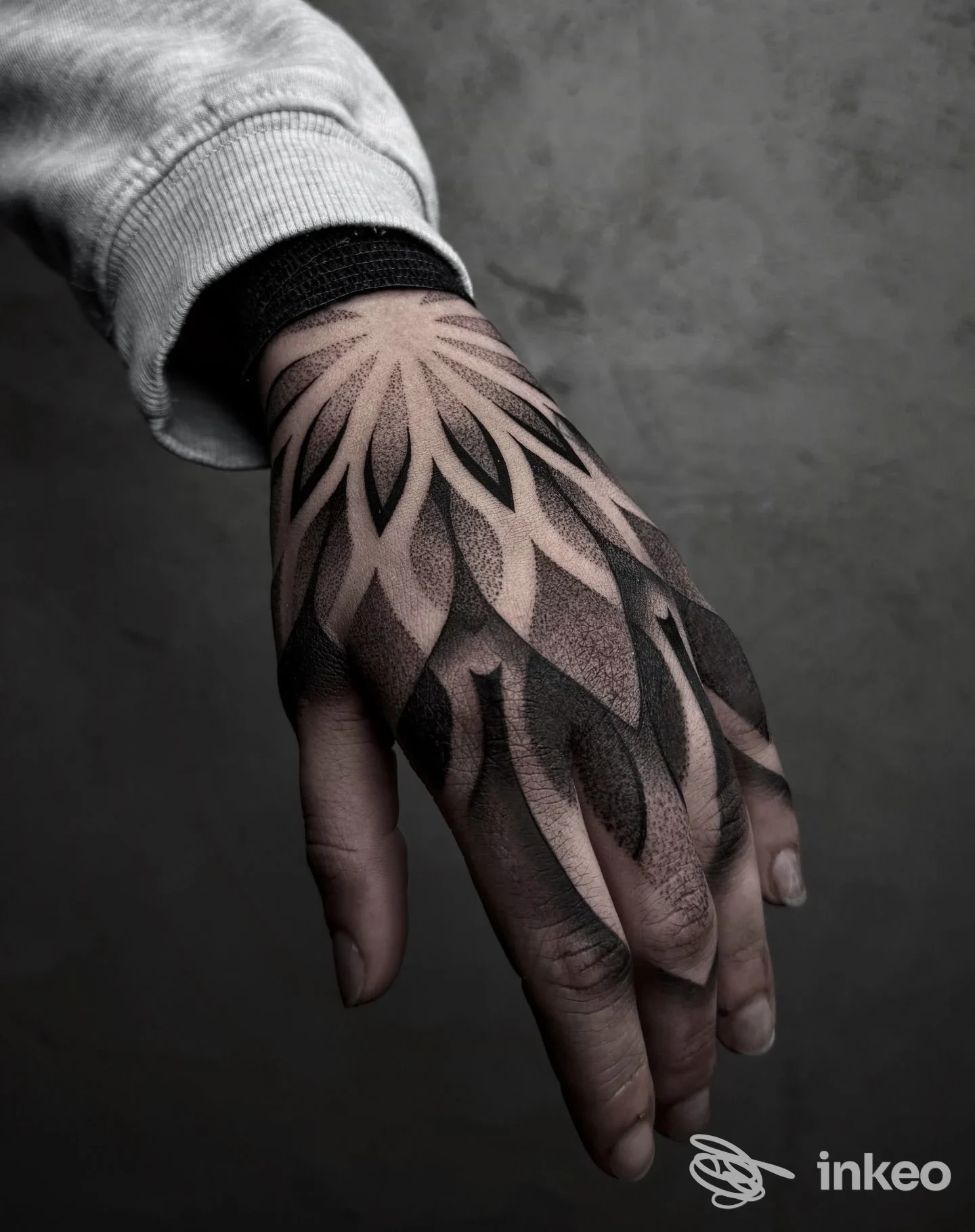 Tatuaggio ornamentale a dotwork sul dorso della mano, fotografia di Contrasto Ink a Trecate che mostra dettaglio e sfumature del nero e della pelle.