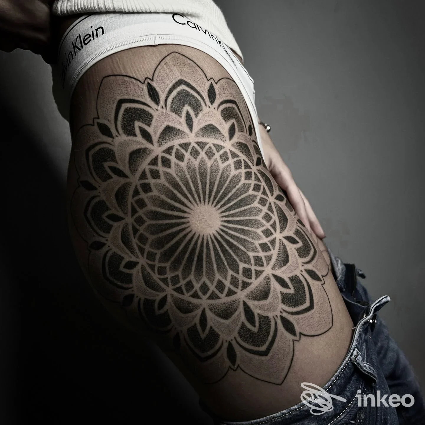 Grande mandala nero in dotwork sul fianco/coscia, dettaglio e sfumature nette — Contrasto Ink, Trecate.