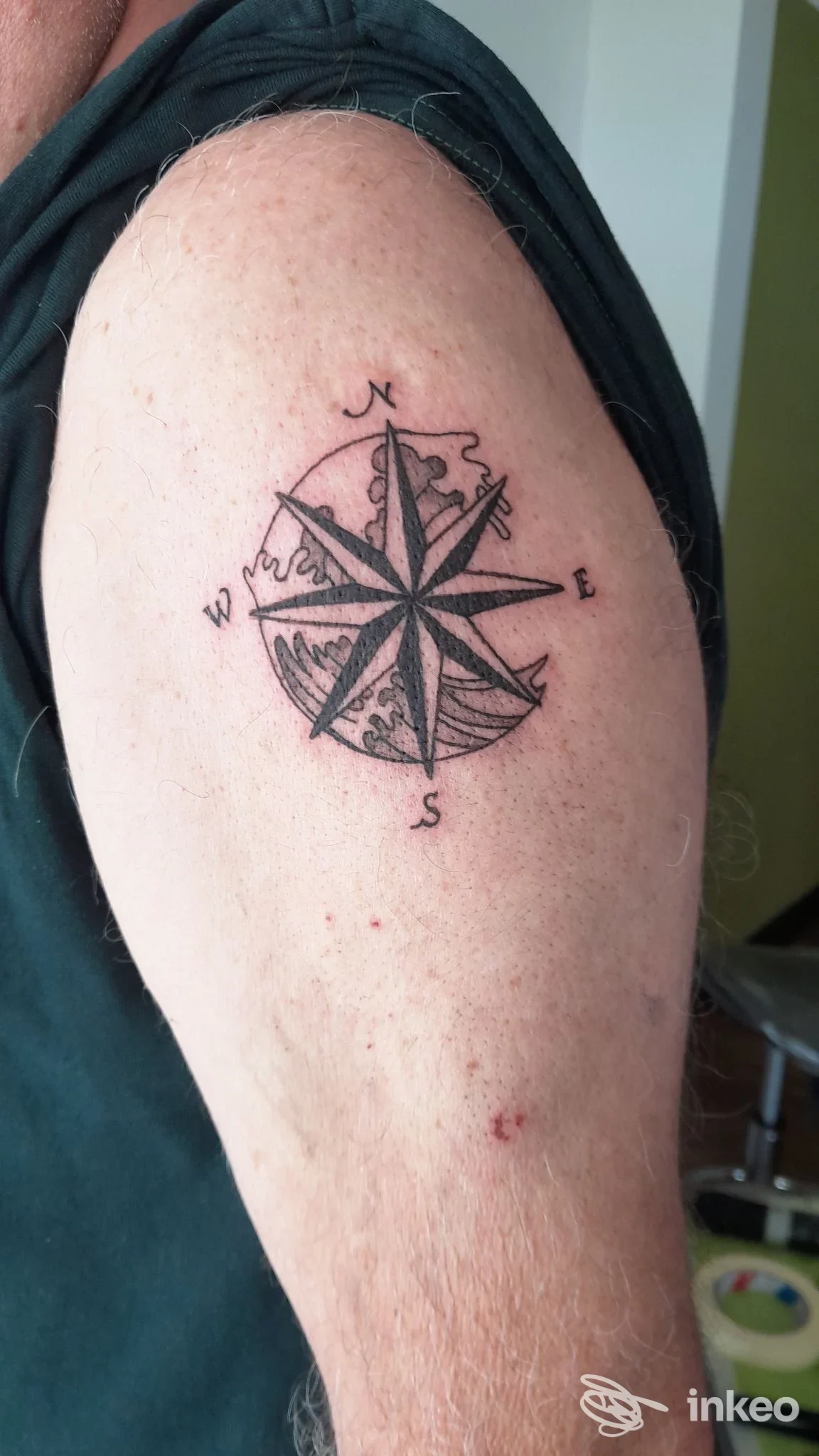 Tatuaggio bussola in nero e grigio sul deltoide, fotografia fornita da AltajTattoo a Lesa.