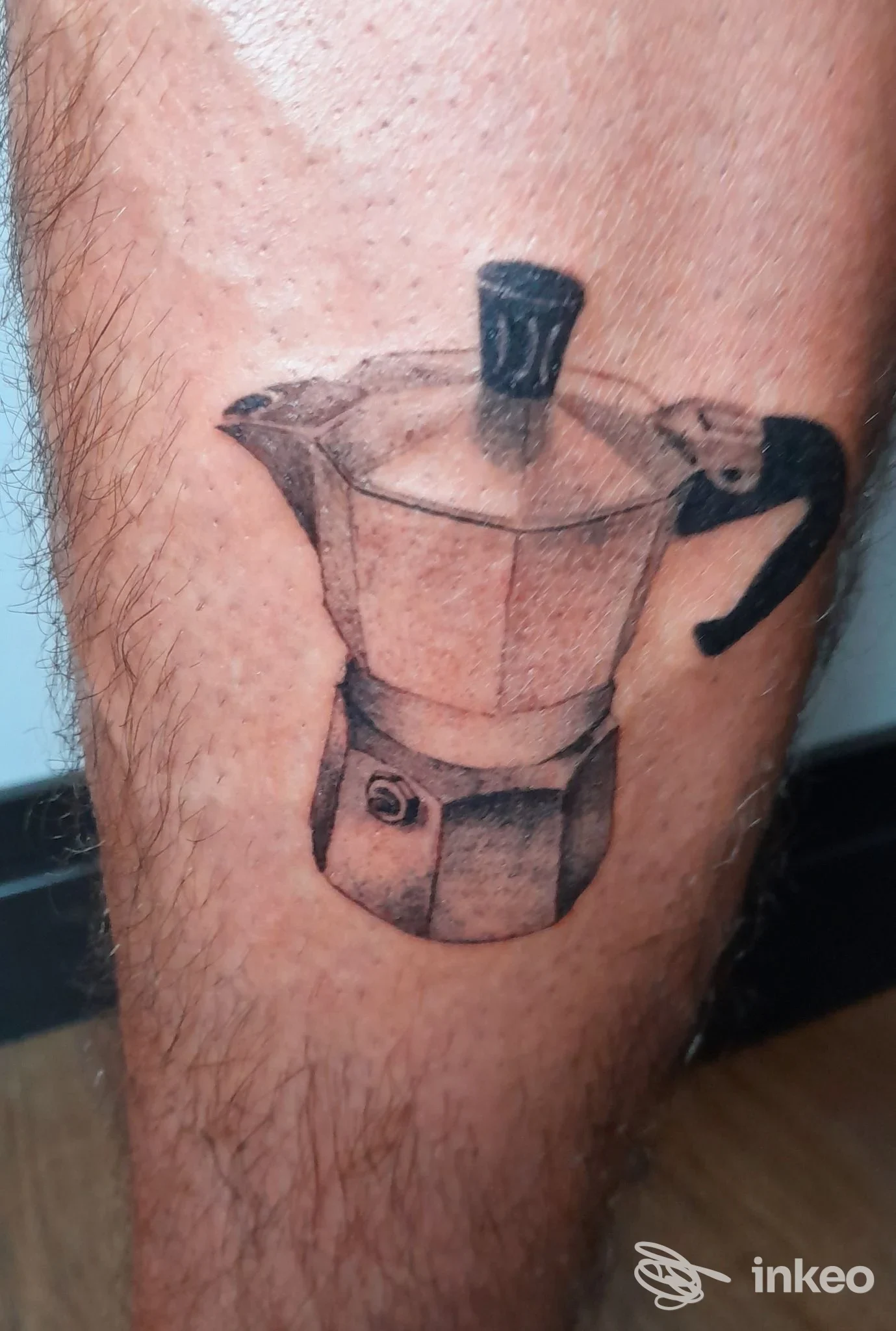 Tatuaggio sul polpaccio raffigurante una caffettiera moka, AltajTattoo, Lesa.
