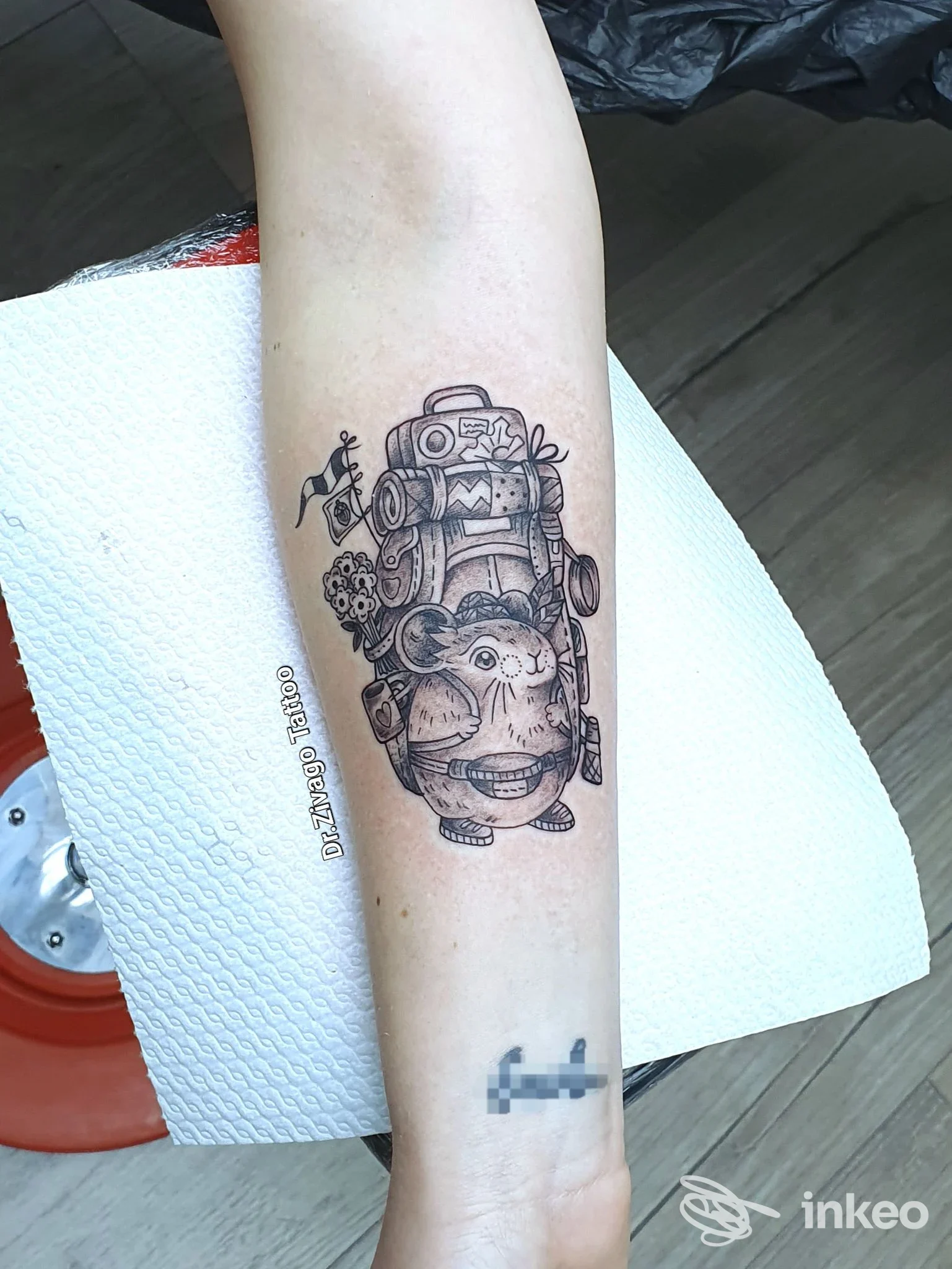 Tattoo sul braccio raffigurante un personaggio robotico stilizzato, realizzato con linee scure e dettagli intricati, visibile sul ventre dell’avambraccio.