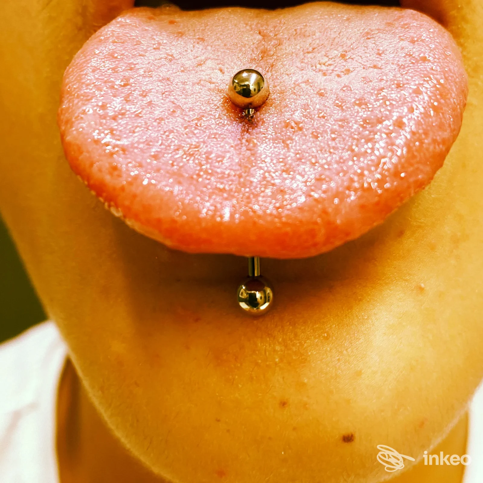 Primo piano di un piercing alla lingua, foto fornita da Nina Rock Ink Tattoo & piercing studio, Aprilia.