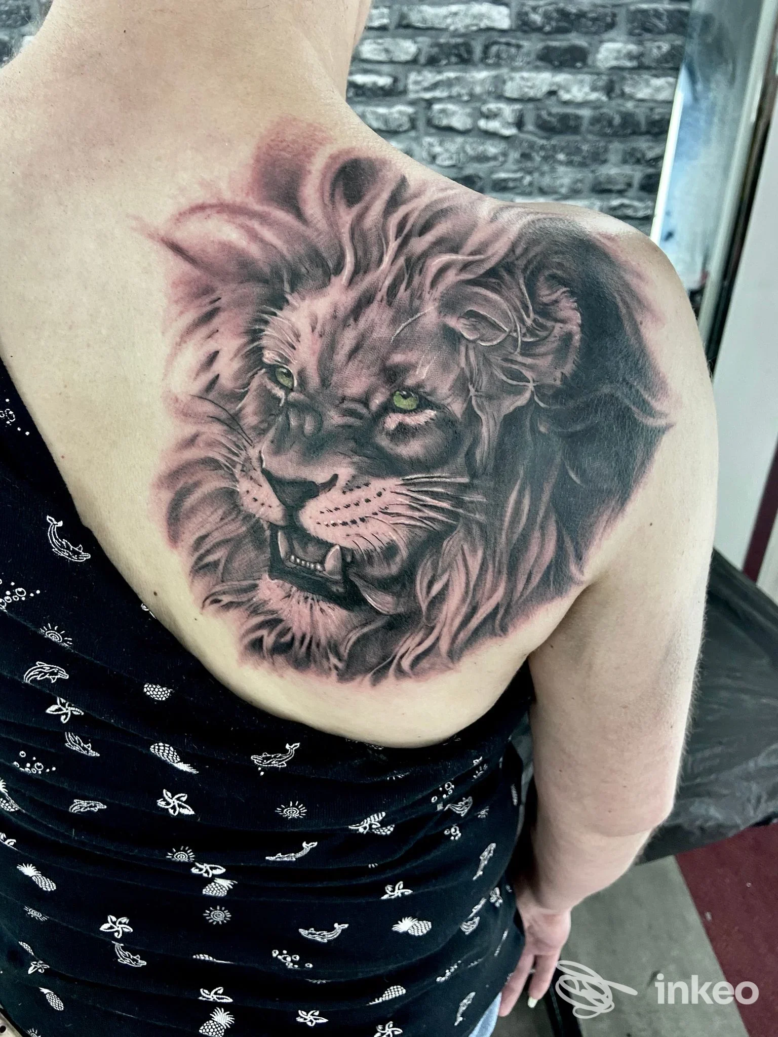 Grande tatuaggio realistico di un leone sulla spalla e parte superiore della schiena, fotografato da BLACK VENOM TATTOO STUDIO, Roma.