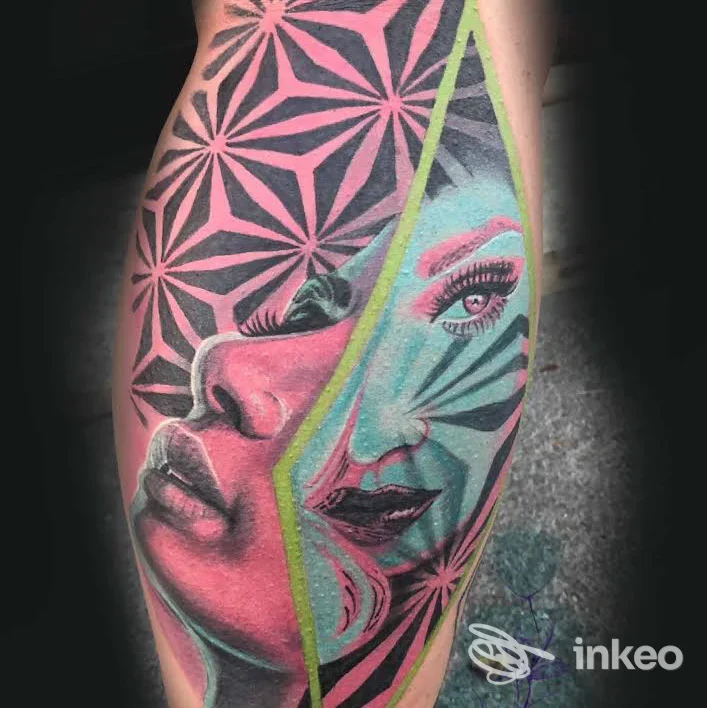Tatuaggio colorato su polpaccio con due volti stilizzati e motivo geometrico, immagine fornita da BLACK VENOM TATTOO STUDIO, Roma.