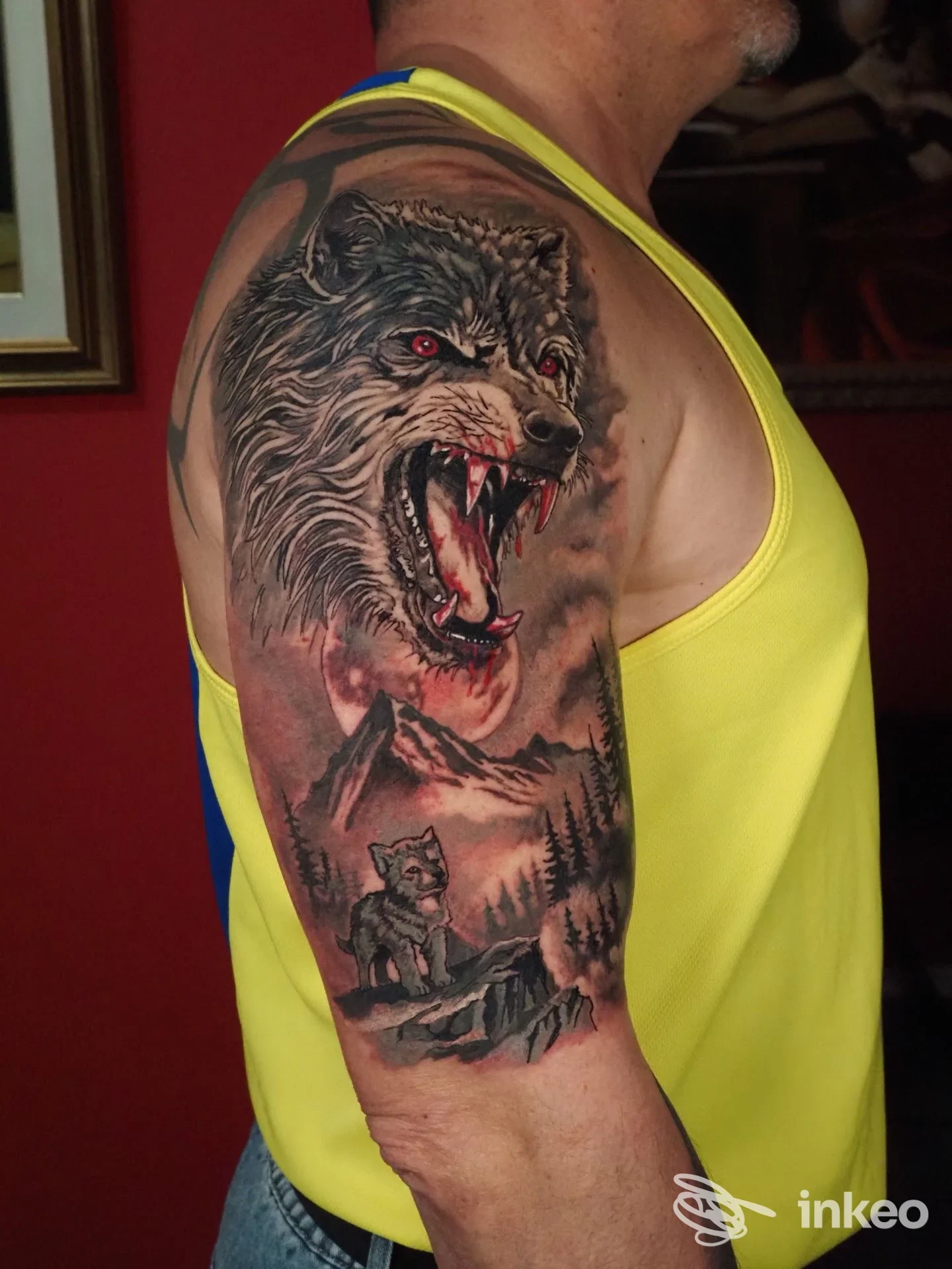 Tatuaggio di lupo realistico sulla spalla e alto braccio, fotografia inviata da Ink Gallery Studio, Torino.