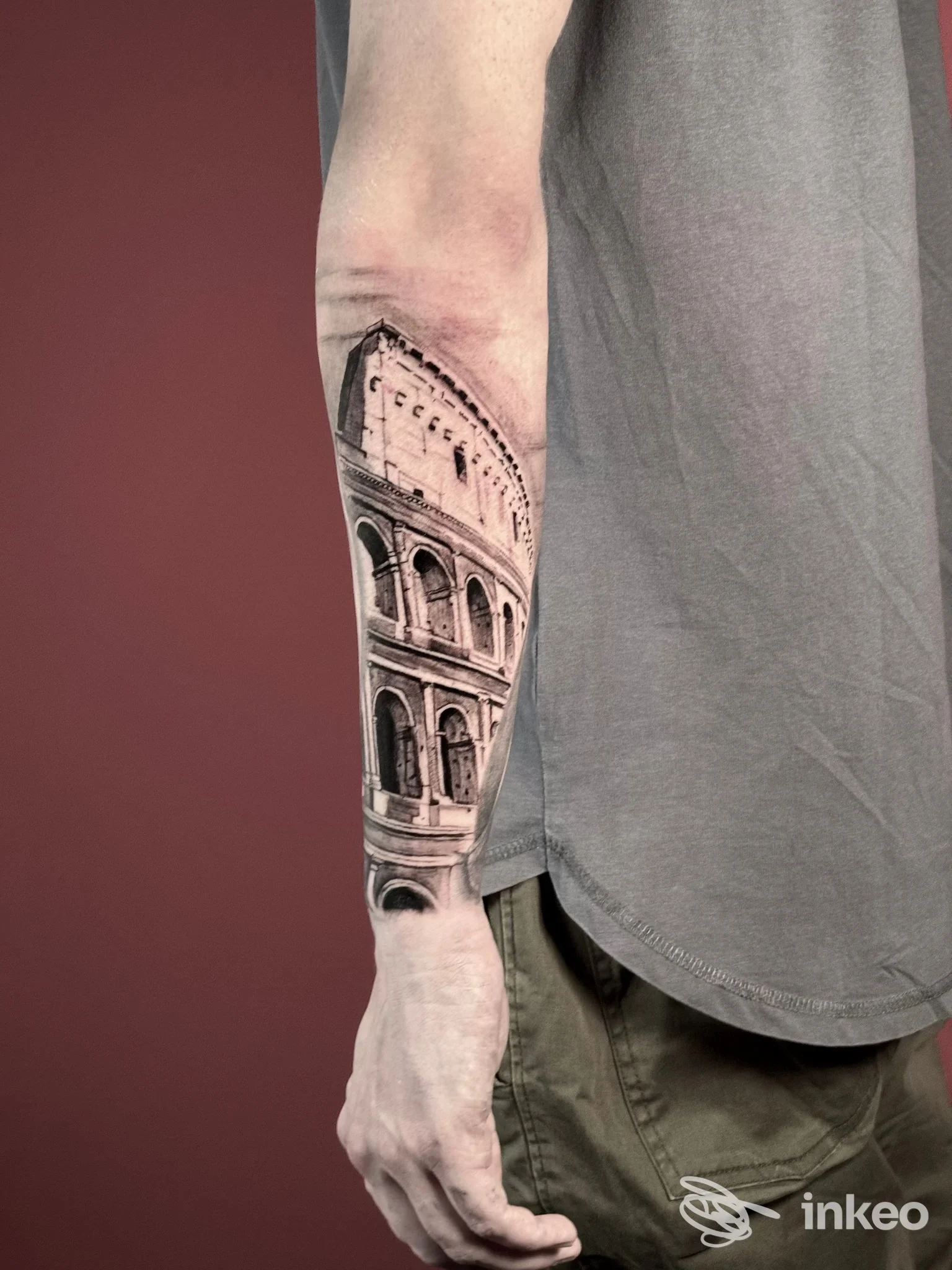 Tatuaggio realistico in bianco e nero del Colosseo sull'avambraccio, foto fornita da Ink Gallery Studio, Torino.