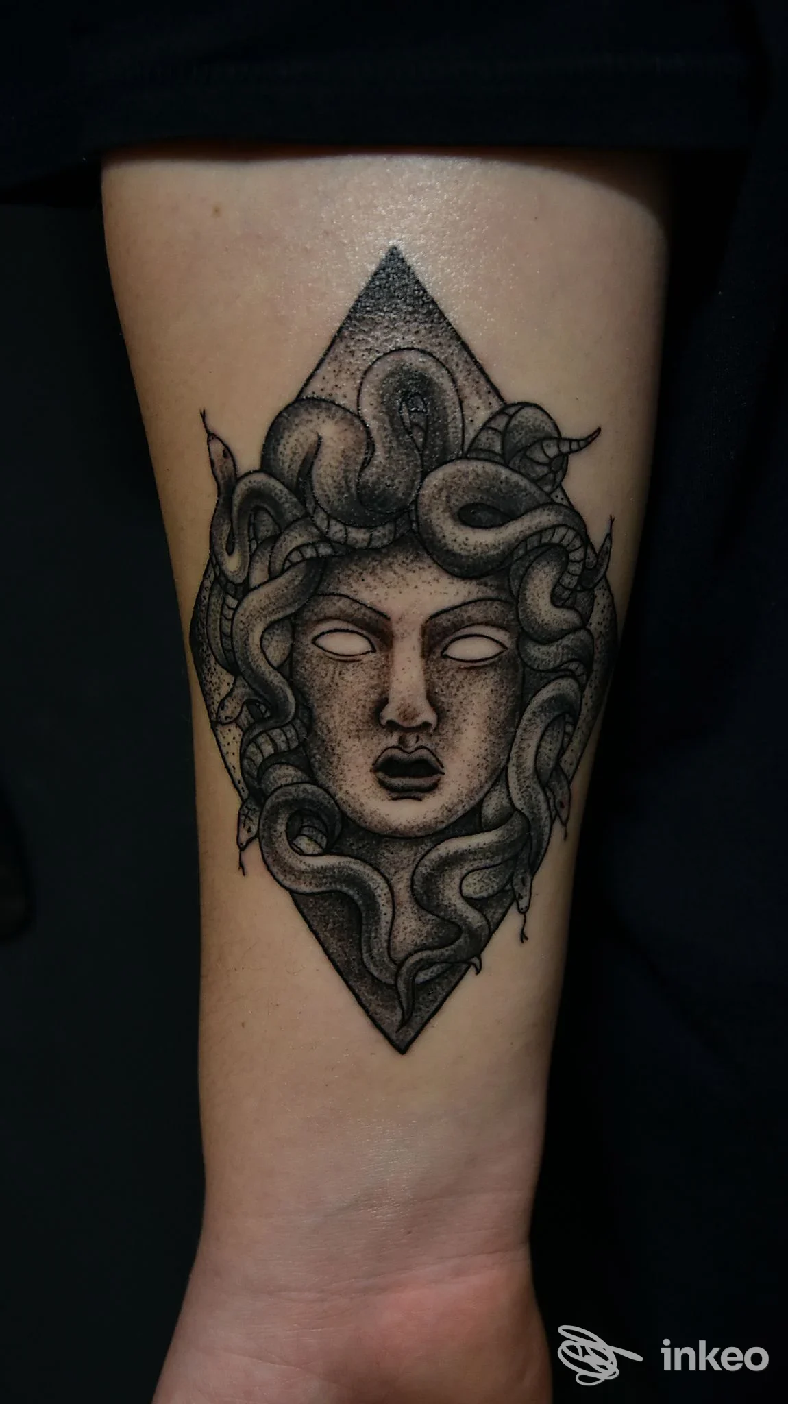 Tatuaggio Medusa in stile dotwork/blackwork sull'avambraccio, fotografia realizzata dallo studio The Black Raven Tattoo ad Altamura.