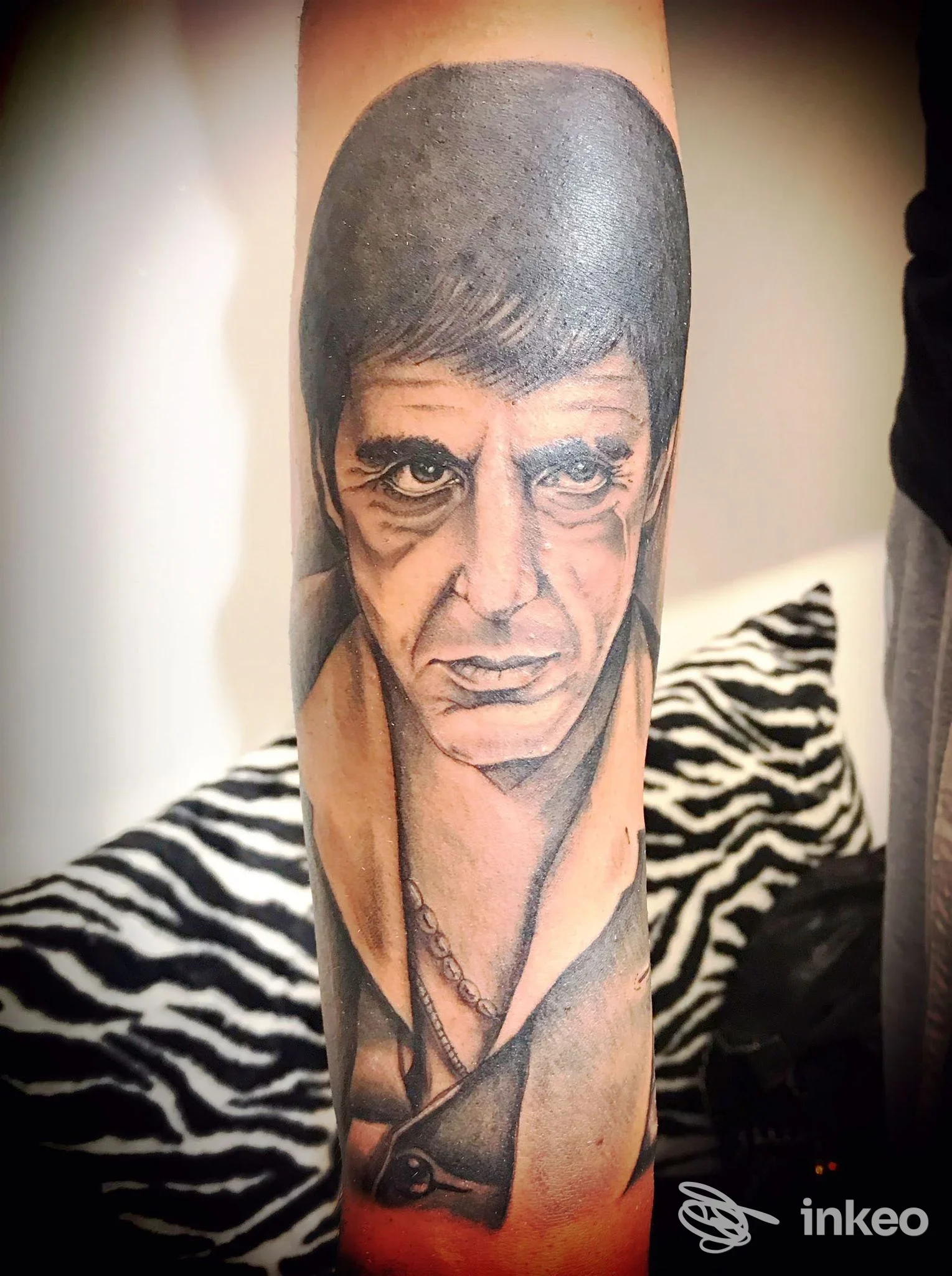 Ritratto realistico in bianco e nero tatuato sull'avambraccio, fotografia inviata da Studio tattoo Xina Tattoo Mani d’ oro, Roma.