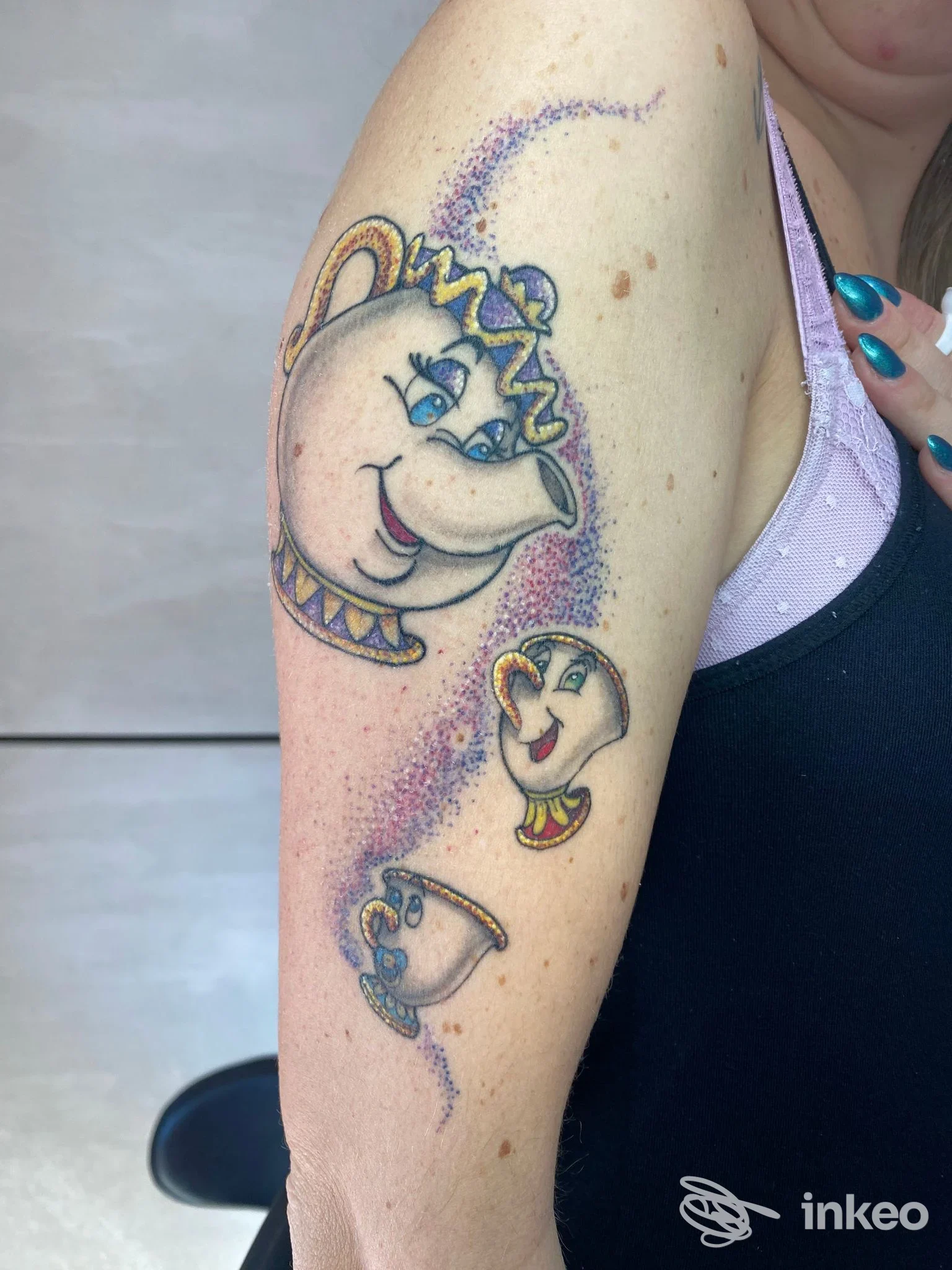 Foto di un tatuaggio con personaggi in stile cartone sul braccio superiore. Studio tattoo Xina Tattoo Mani d’ oro, Roma.