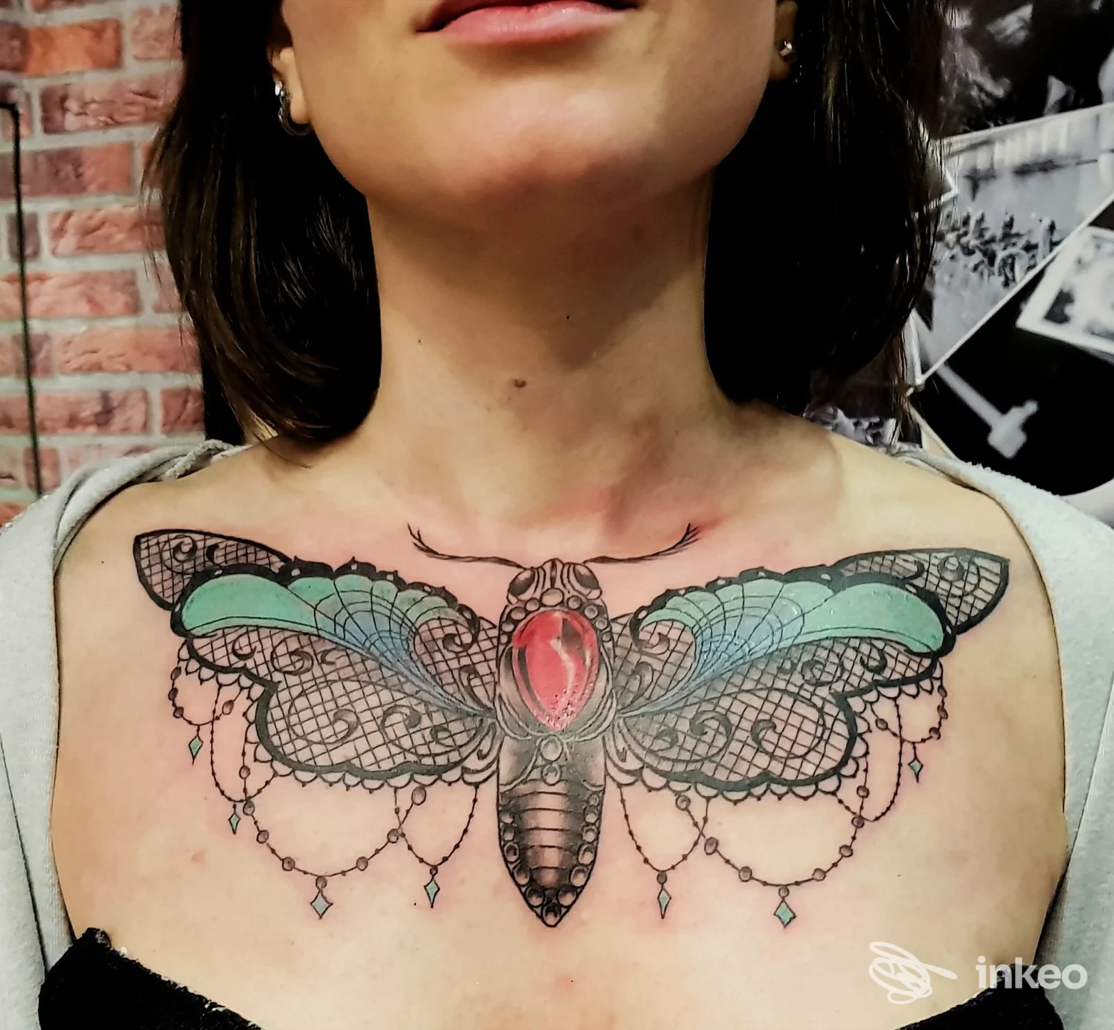 Ampio tatuaggio a farfalla decorativa sul petto di una persona, foto fornita da Hack Zone Tattoo Studio, Roma.