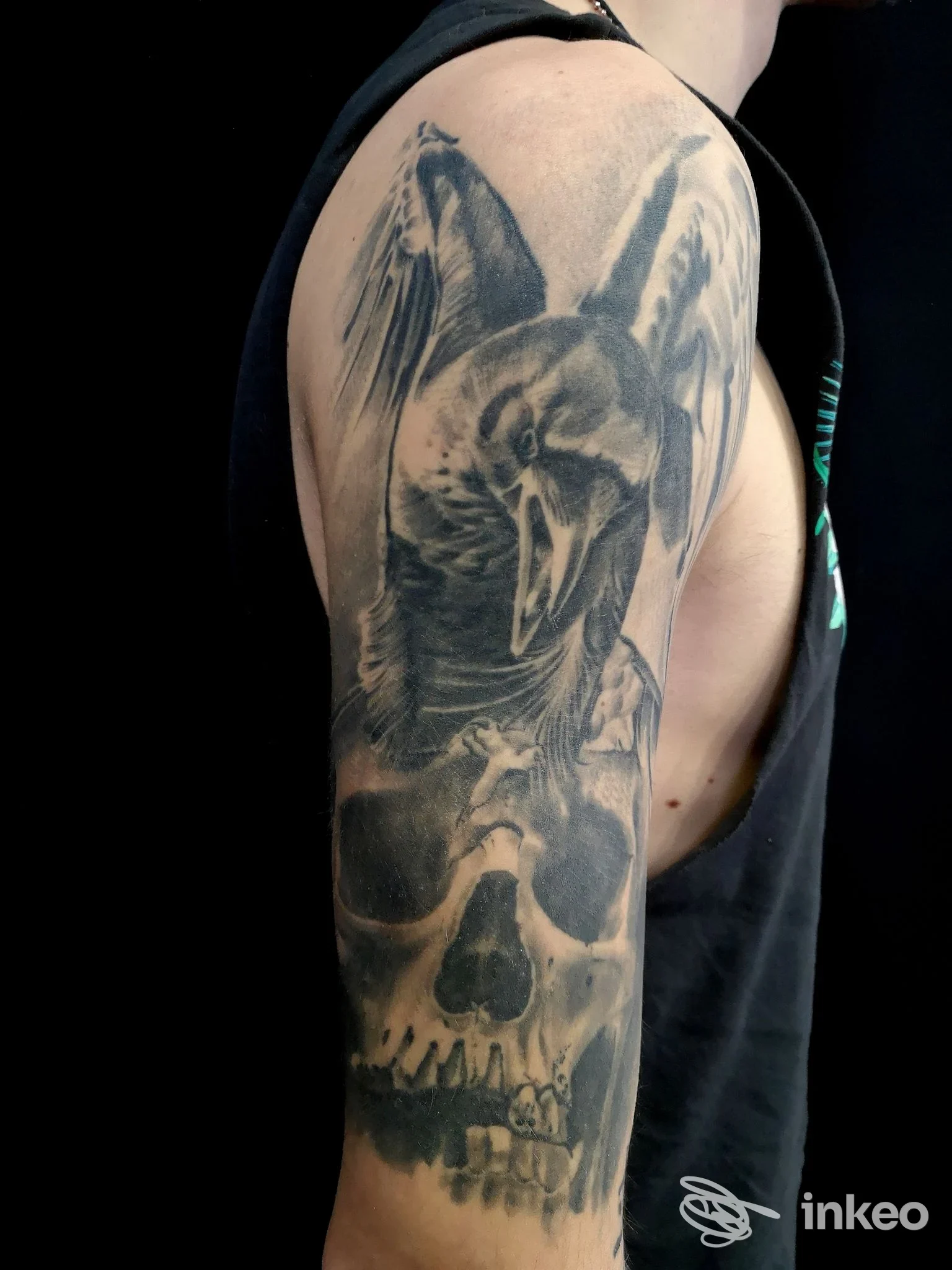 Tatuaggio black&grey a manica su braccio e spalla, foto fornita da Hack Zone Tattoo Studio, Roma.
