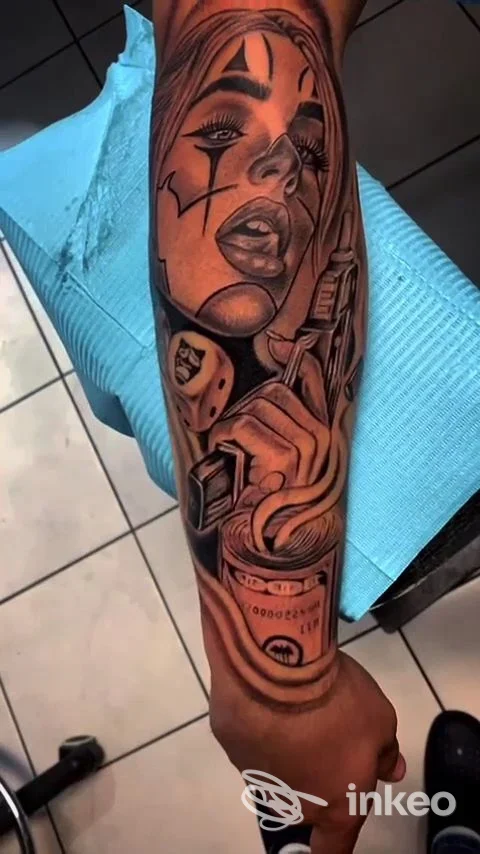 Avambraccio tatuato con ritratto femminile realistico e dettagli ornamentali, immagine fornita da Alex Passion Tattoo, Civita Castellana.