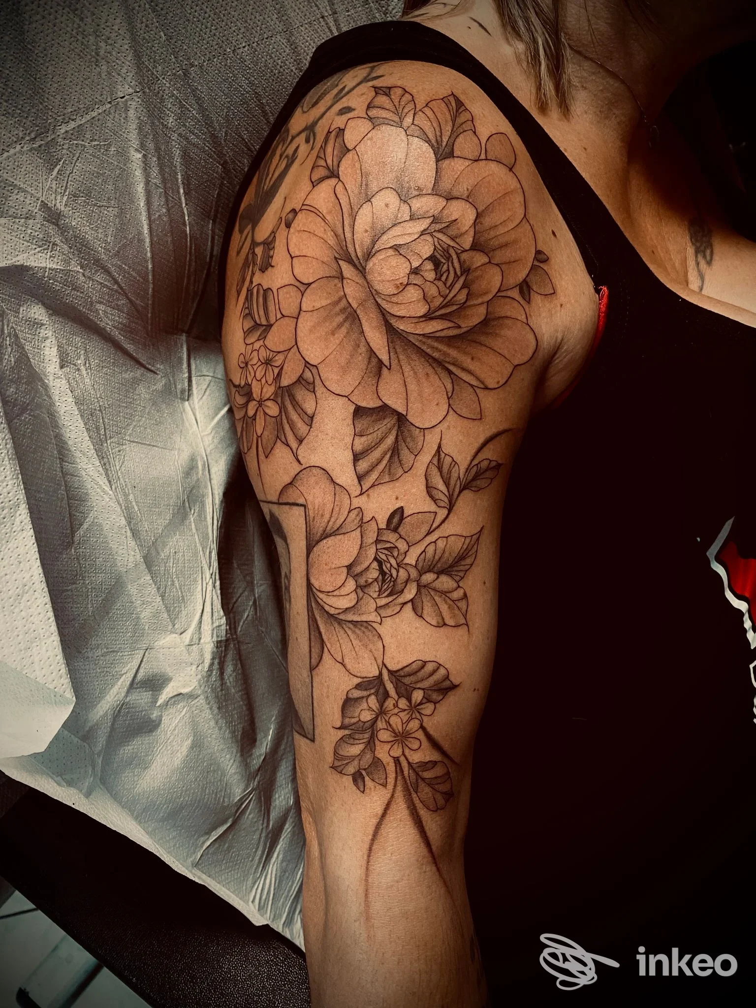 Tatuaggio floreale in bianco e nero su spalla e braccio superiore, Alex Passion Tattoo, Civita Castellana.