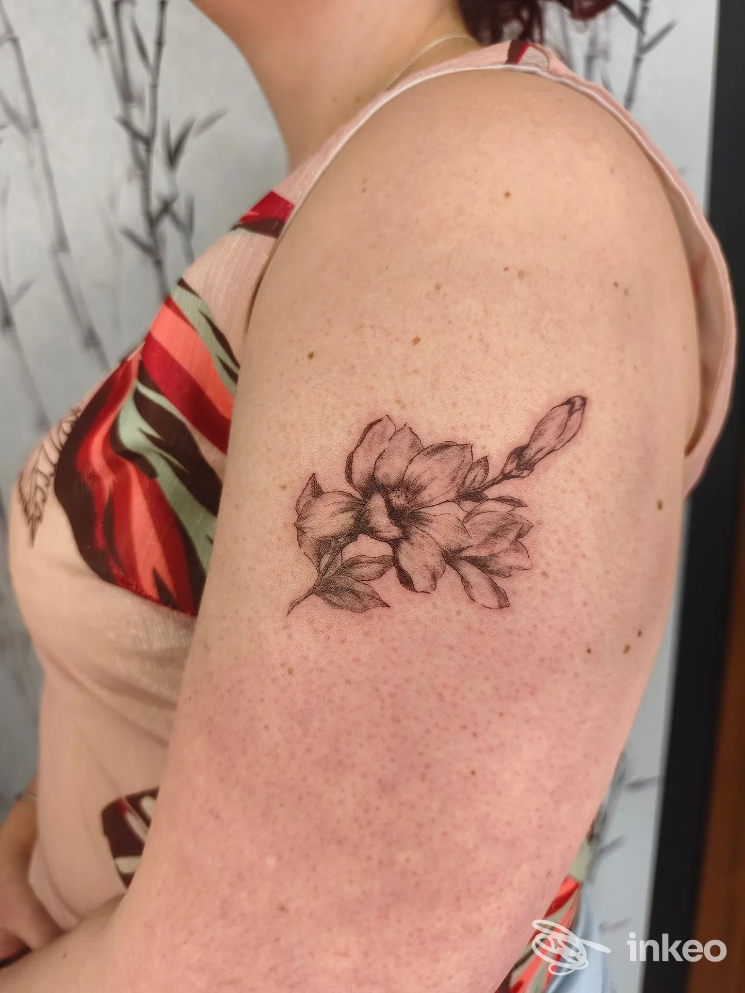Tatuaggio floreale in nero/grigio sul deltoide, foto inviata da Tenshi Tattoo studio a Vetralla.