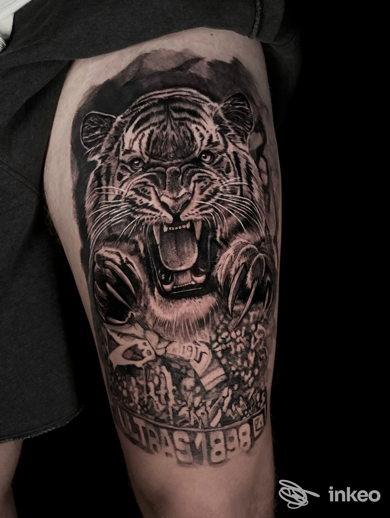 Tatuaggio realistico in bianco e nero di una tigre ringhiante sulla coscia, foto inviata da UNDERDOG TATTOO, Castel di Lama.
