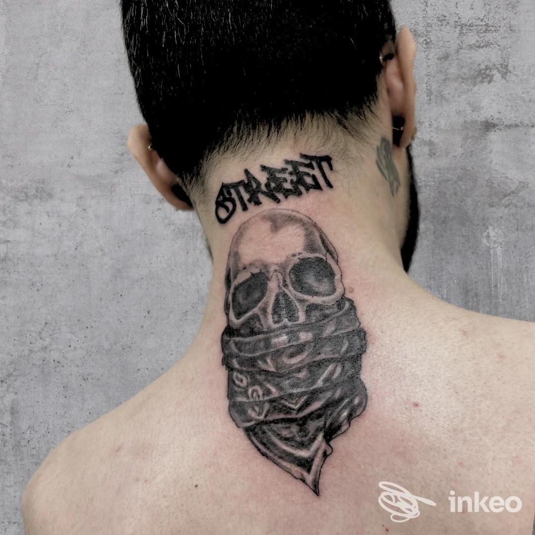 Persona vista di spalle con tatuaggio di teschio avvolto da bandana sul collo, foto Dany Tattoo Studio, Cerveteri.