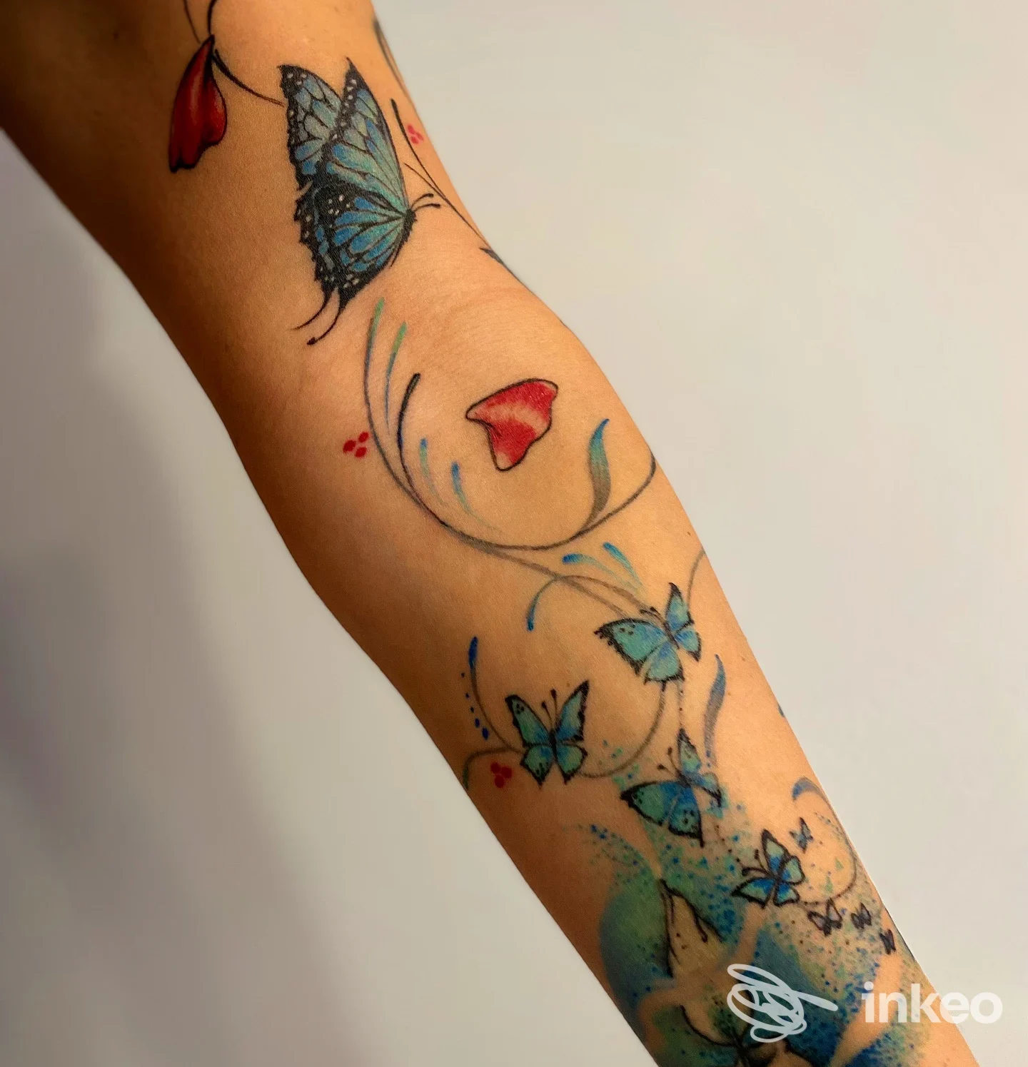 Tatuaggio colorato con farfalle su avambraccio, foto inviata da Dany Tattoo Studio a Cerveteri, vista dettagliata del lavoro.