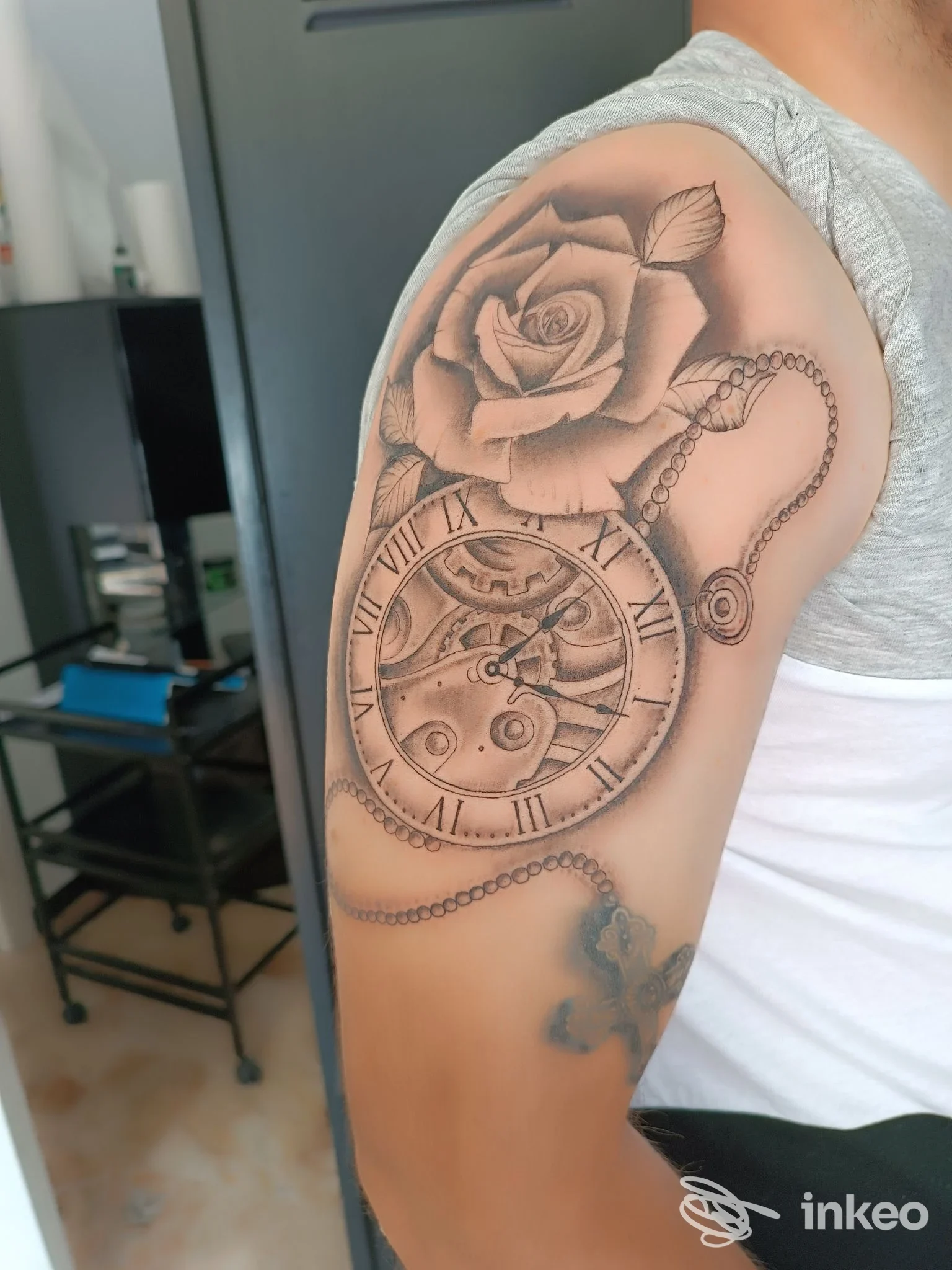 Tatuaggio realistico black & grey su spalla e braccio superiore con rosa e orologio a tasca. Mom ink, Macerata.