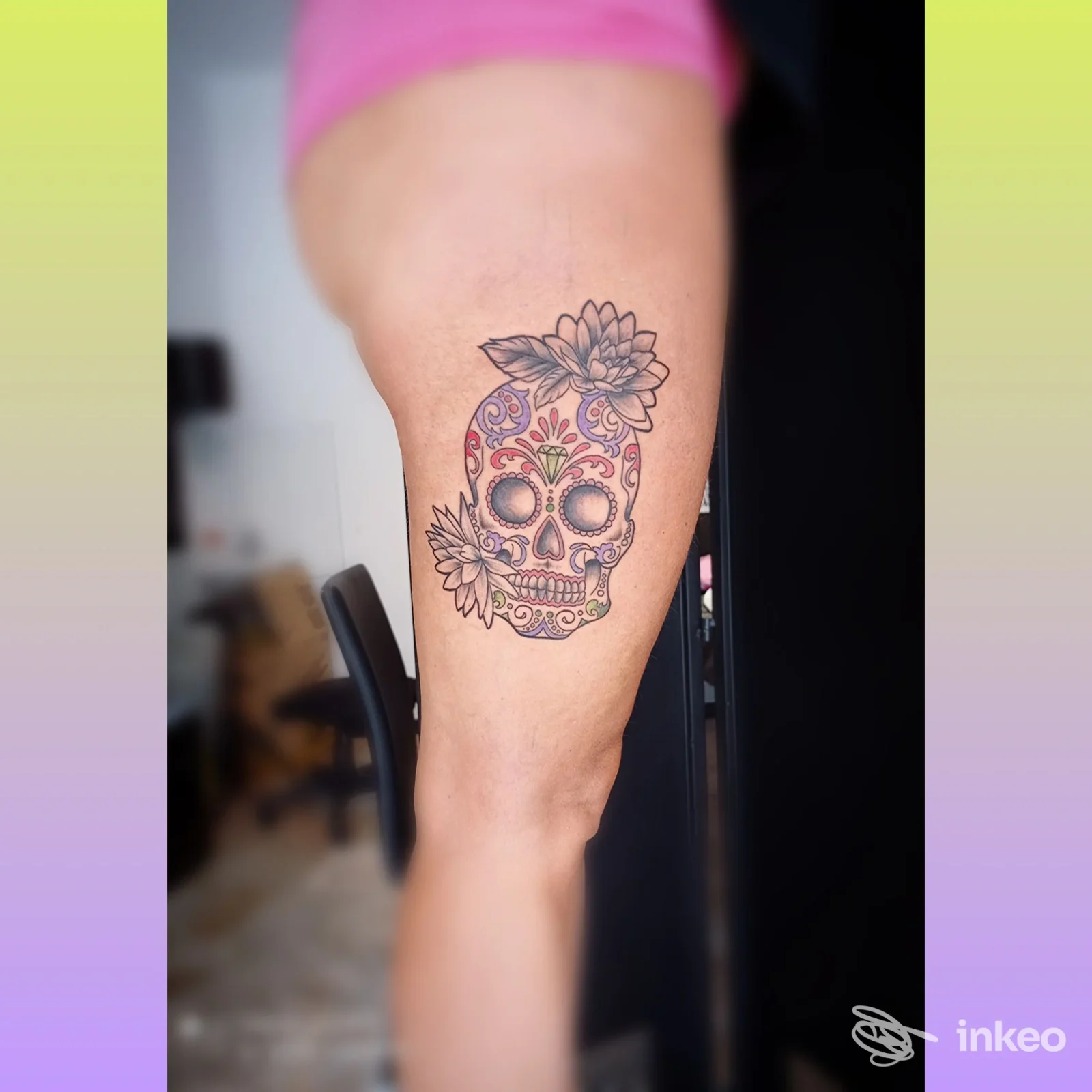 Tatuaggio a teschio colorato sulla coscia, realizzato da Mom ink a Macerata.