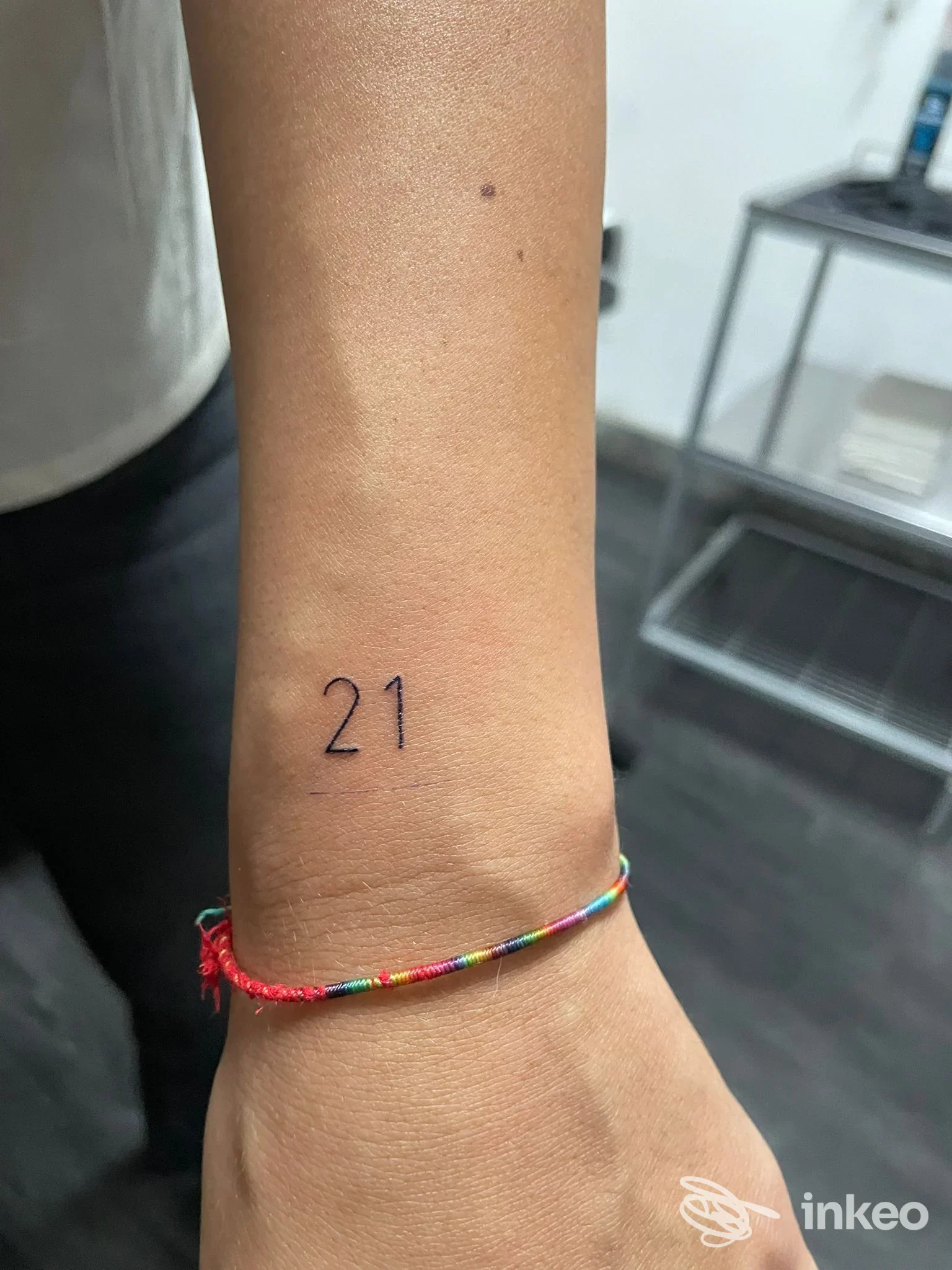 Piccolo tatuaggio numerico '21' sul polso interno, foto di Underskin Needle & Ink Studio a Viterbo.