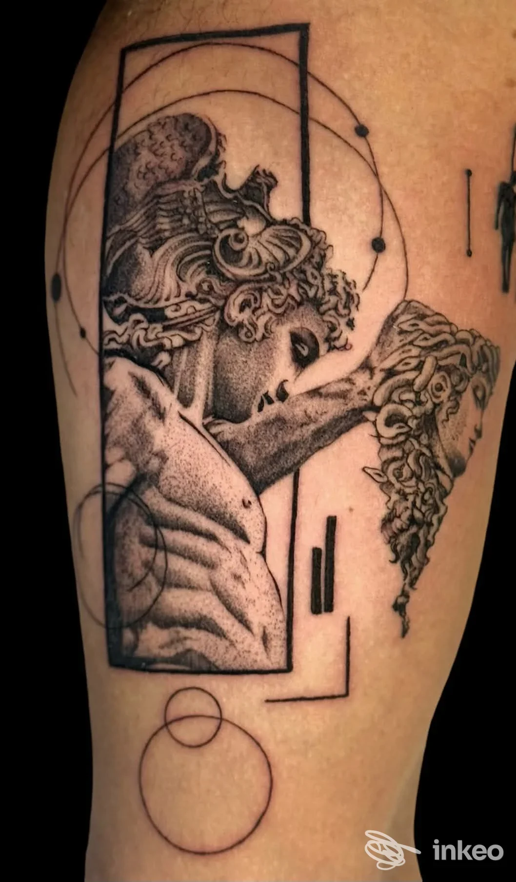 Tatuaggio blackwork su braccio superiore con volti scultorei e motivi geometrici, OLTRE LA PELLE tattoo studio, Sutri.