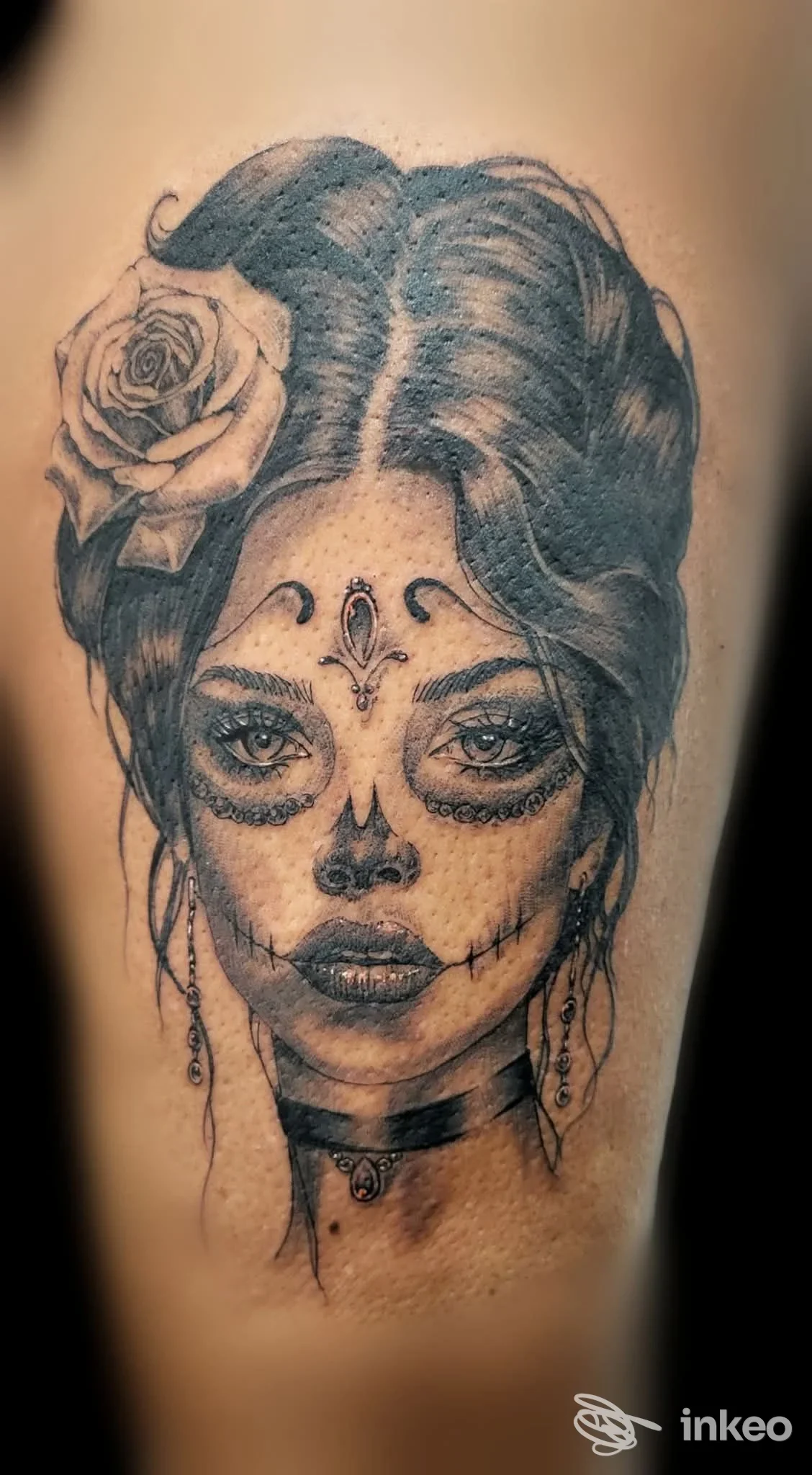 Tatuaggio in stile sugar skull in bianco e nero sul braccio, OLTRE LA PELLE tattoo studio, Sutri.