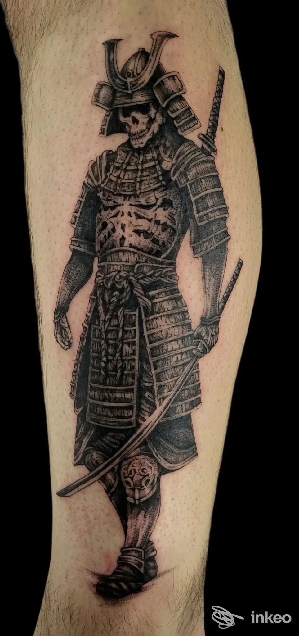 Tatuaggio di un samurai scheletro sul polpaccio, linee nere e ombreggiature dettagliate. OLTRE LA PELLE tattoo studio, Sutri.