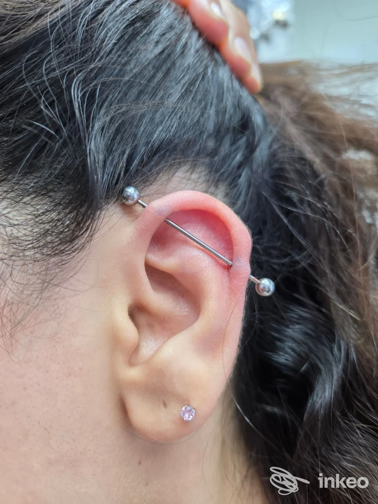 Orecchio con piercing industrial e lobo, foto realizzata da Darkside Piercing Gioielli, Roma.
