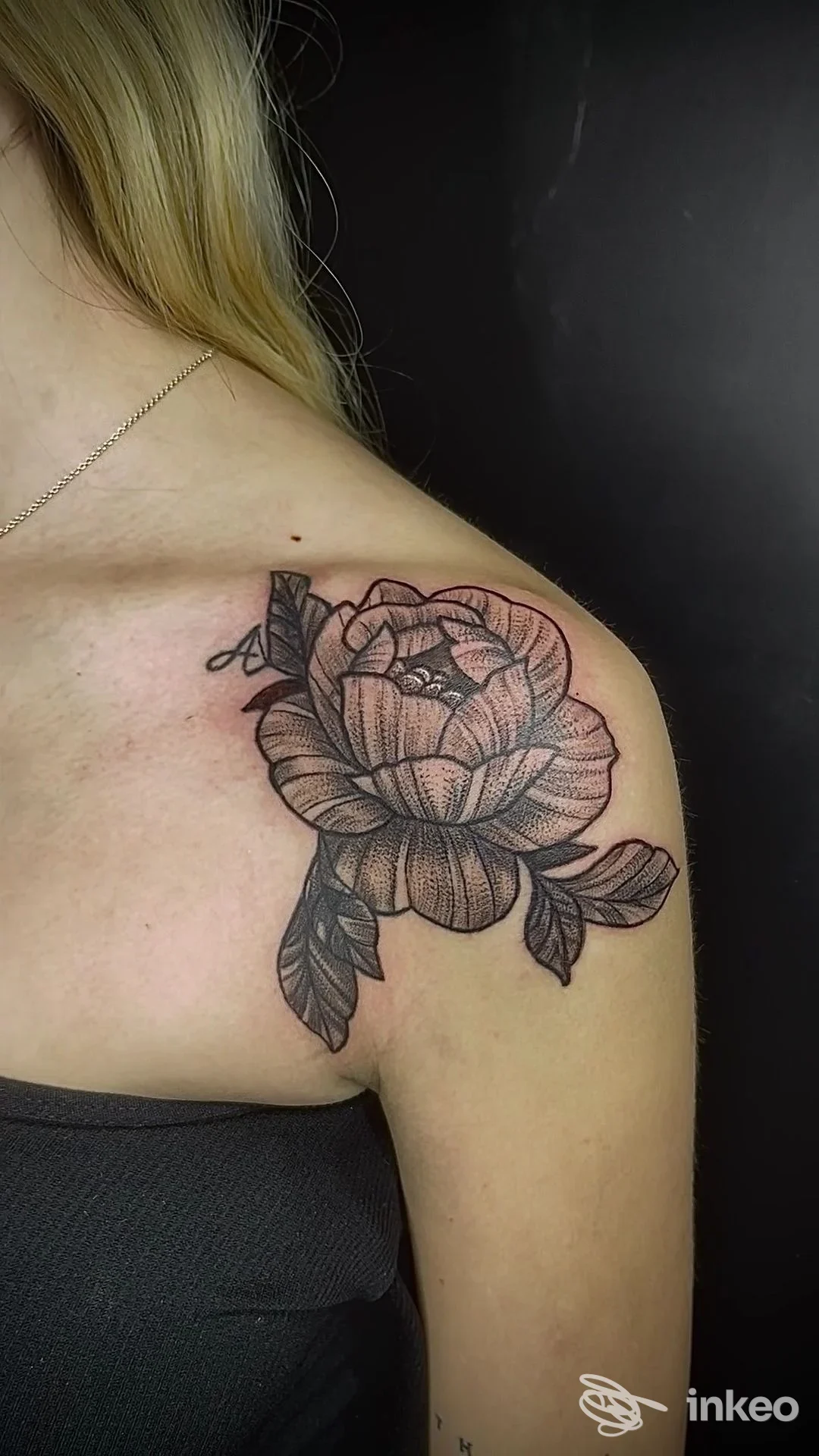 Tatuaggio floreale blackwork sulla spalla/clavicola, fotografia portfolio per Valkiria Tattoo, Nettuno.