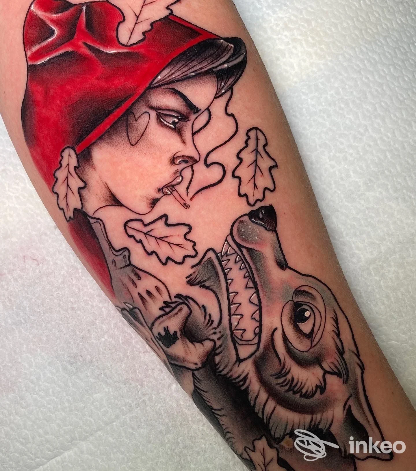 Tatuaggio su avambraccio raffigurante una donna con cappuccio rosso e un lupo, realizzato da End8_tattoo a Novi Ligure.