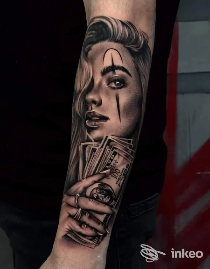 Tatuaggio realistico in bianco e nero su avambraccio: volto femminile con trucco e mano che tiene banconote. Officina 72 Tattoo Studio, Viterbo.