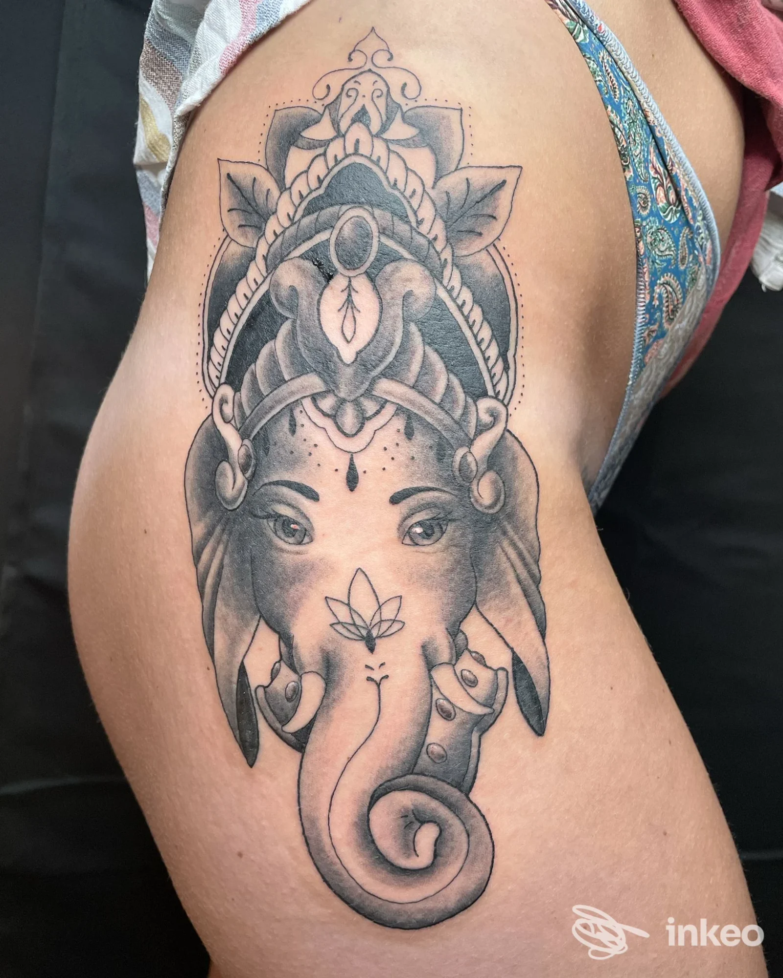 Tatuaggio Ganesha in bianco e nero sulla coscia, realizzato da NEED tattoo shop a Novellara.
