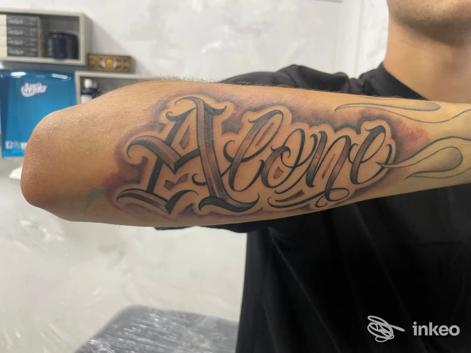 Tatuaggio scritta "Alone" sull'avambraccio, foto fornita da HADES TATTOO SHOP, Cassino.