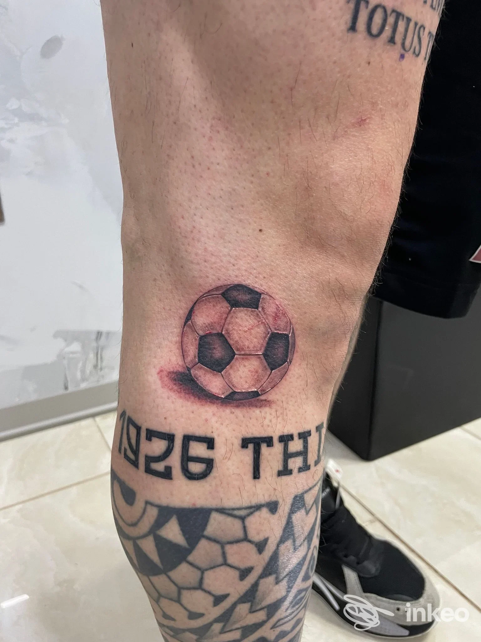 Tatuaggio di una palla da calcio su polpaccio, foto dallo studio HADES TATTOO SHOP a Cassino.