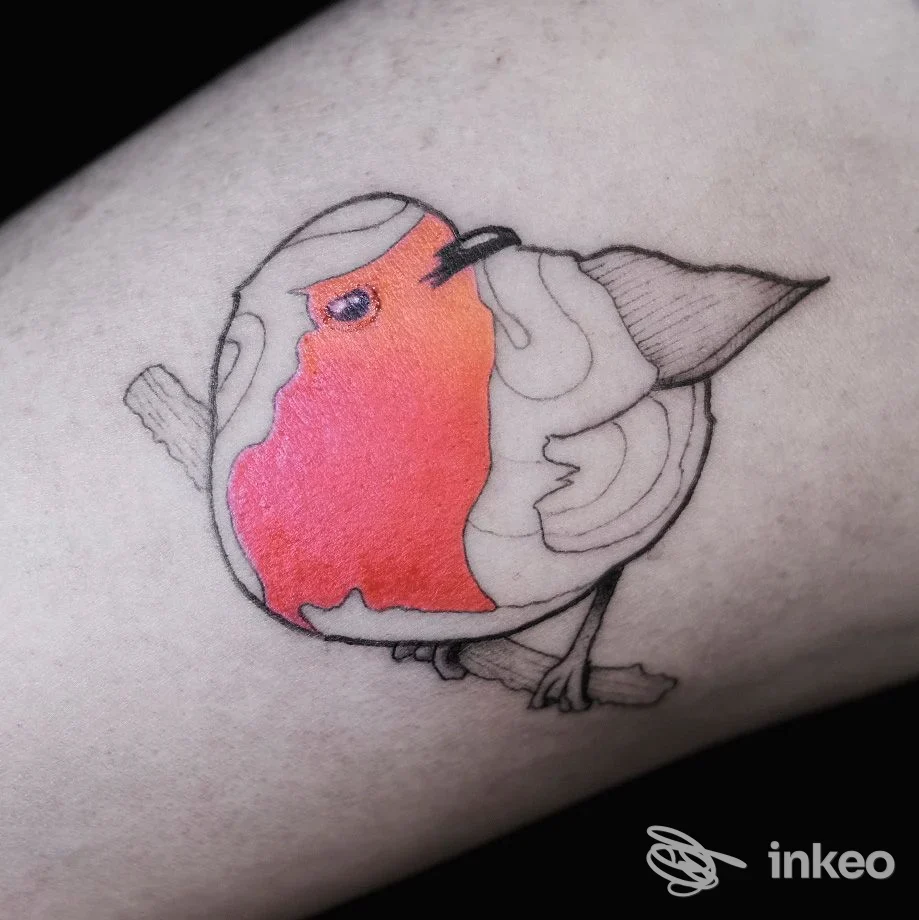Tatuaggio di un uccellino stilizzato con riempimento rosso/arancione, foto inviata da ZerØtto Tattoo a Carpi.