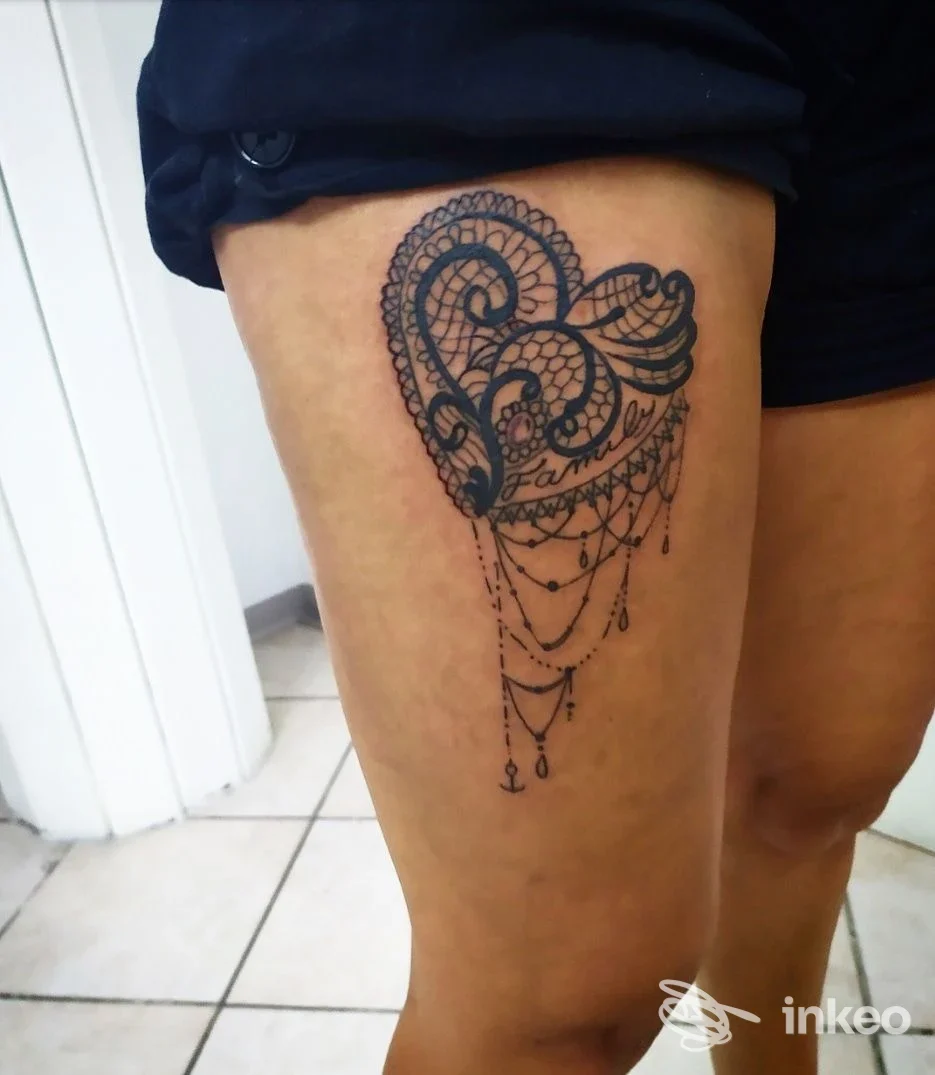 Tatuaggio ornamentale nero su coscia fotografato da Arcana Cabana Ink, Imperia.