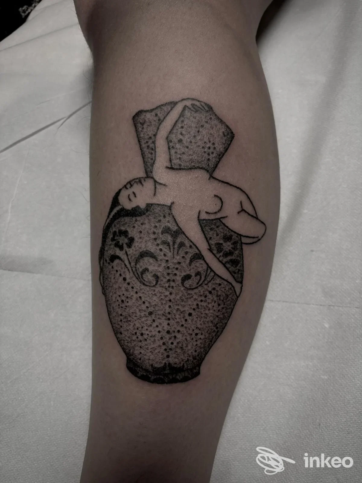 Tatuaggio a puntinato di un vaso con figura femminile sul polpaccio, Melted Moon Tattoos, Gravina in Puglia.