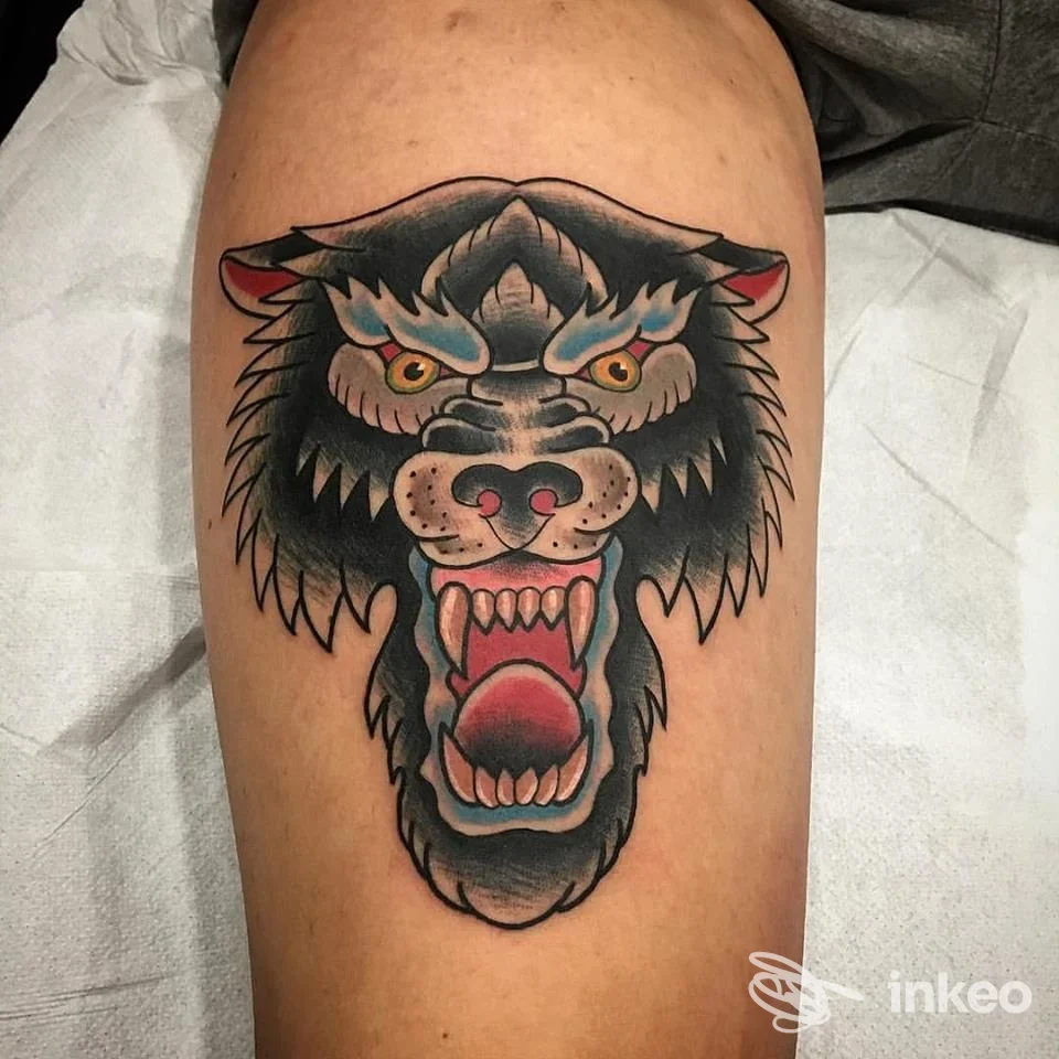 Tatuaggio colorato a forma di muso di creatura sulla coscia, a cura di Luigi Favilla - Officina Electric Tattoo, Lucera.