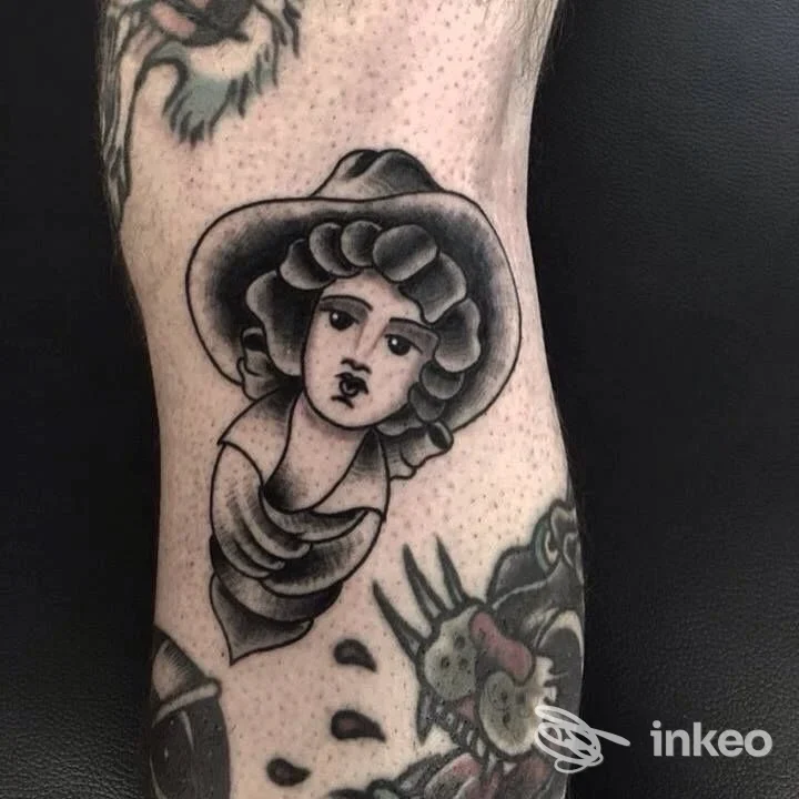 Tatuaggio in bianco e nero di una figura femminile sul polpaccio, Officina Electric Tattoo - Luigi Favilla, Lucera.