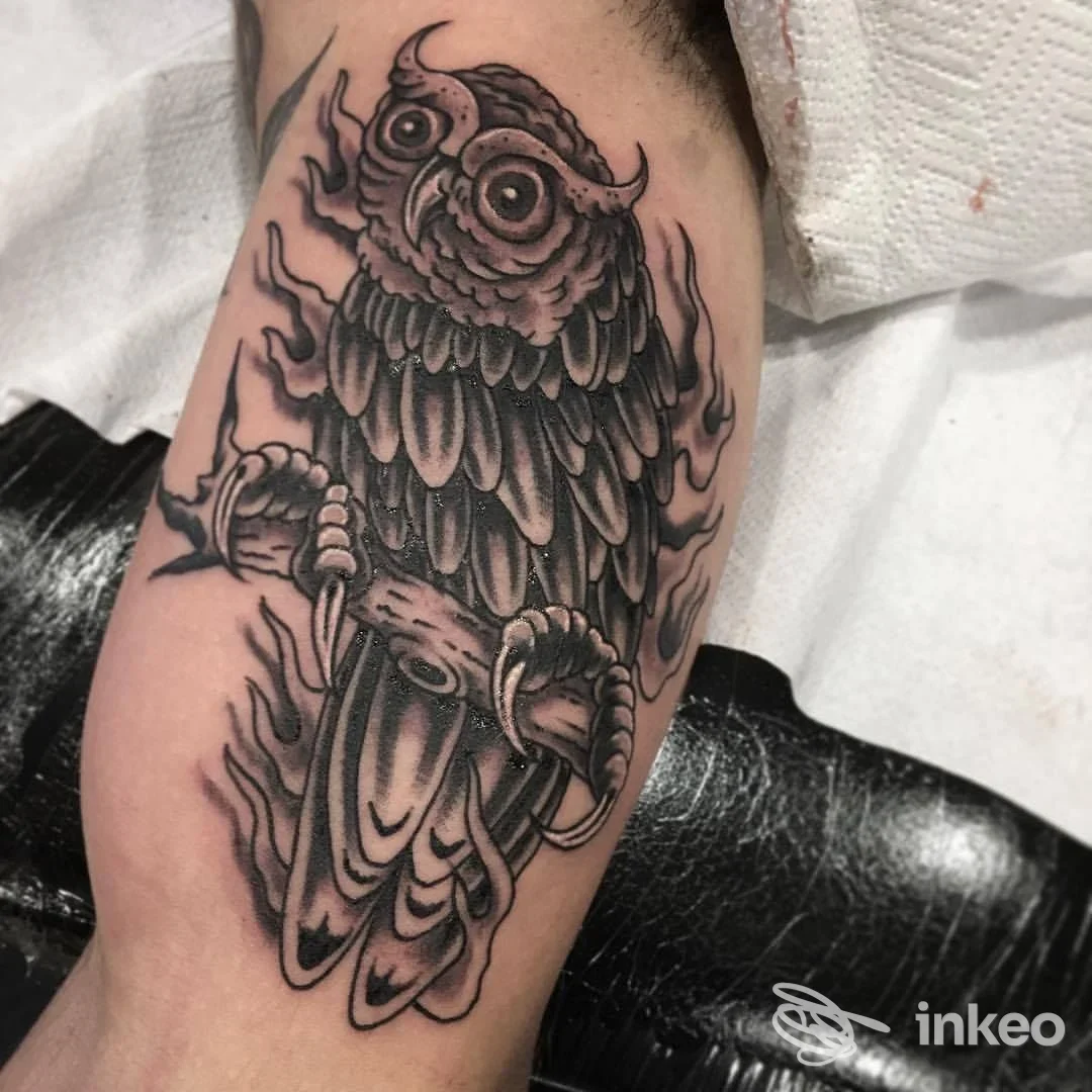Tatuaggio gufo black/graywash sull'avambraccio, foto dallo studio Luigi Favilla - Officina Electric Tattoo a Lucera.