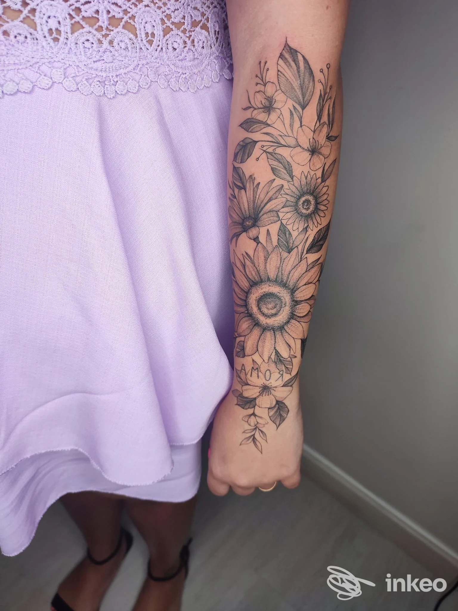 Tatuaggio floreale in bianco e nero sull'avambraccio, foto per Black Angel tattoo a Fasano.