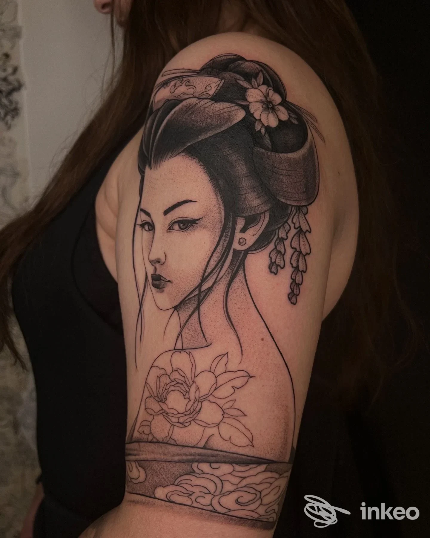 Tatuaggio in bianco e nero di una figura femminile stile geisha sul braccio, Meltinpot tattoo studio a Castiglione del Lago.