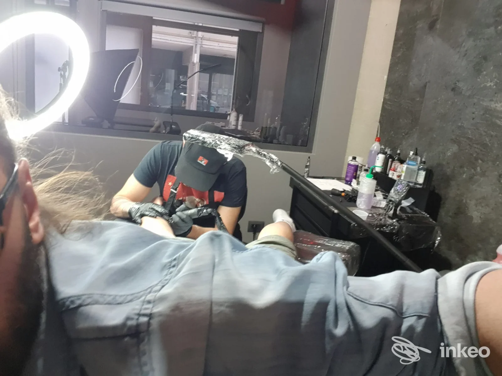 Sessione di tattoo nel CRIPTA Studio Tattoo a Brindisi, tatuatore al lavoro su un avambraccio.